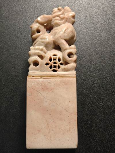 【德藏】世界币章拍卖第160期 - 寿山石印章 未刻字 直径约：38.5mm；高约：115.1mm；重约：295.2g