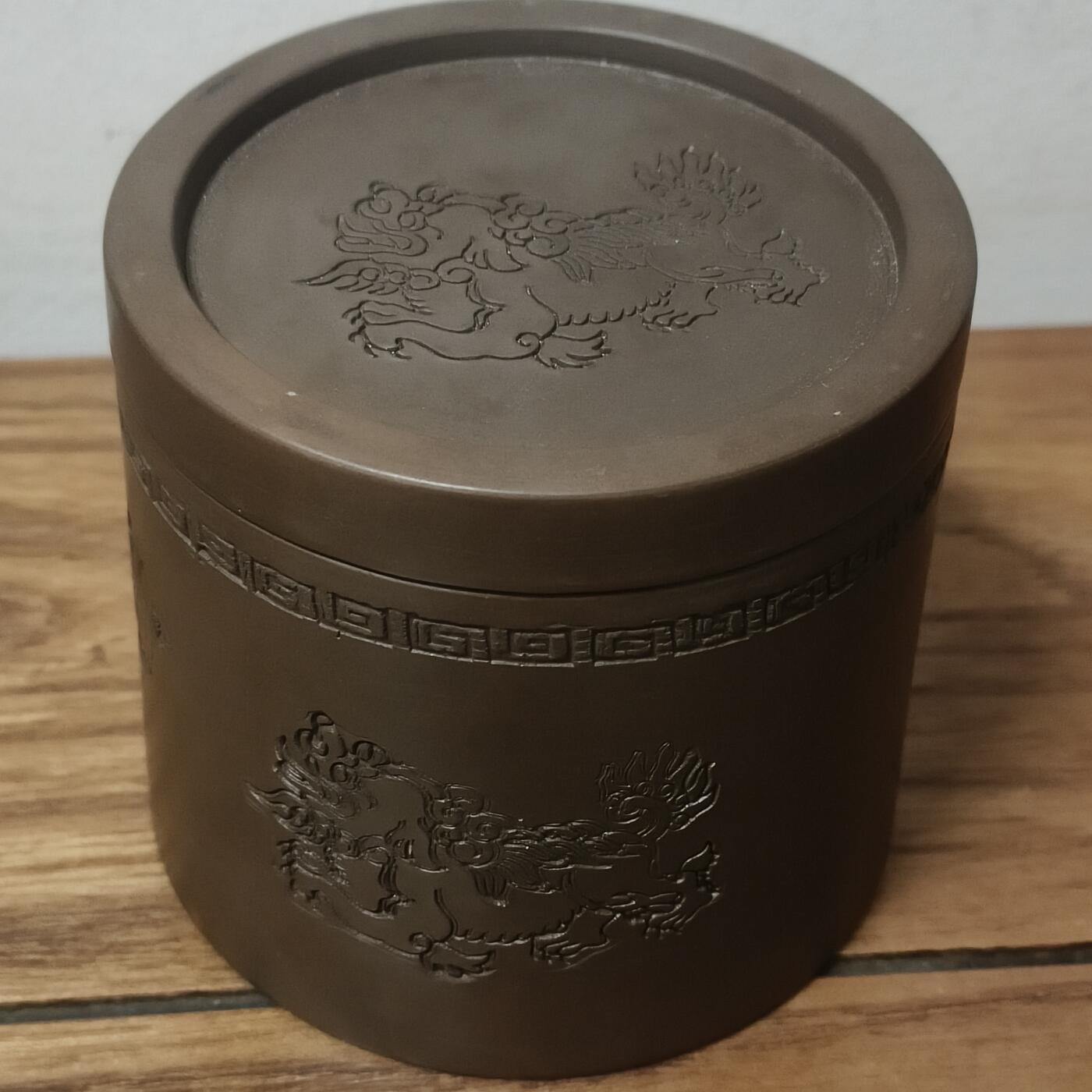 杂项专场 精工紫砂虫罐 高度7.8厘米，口沿宽8厘米，底部宽8.4厘米。 包浆自然 形体完整 内部无使用痕迹。