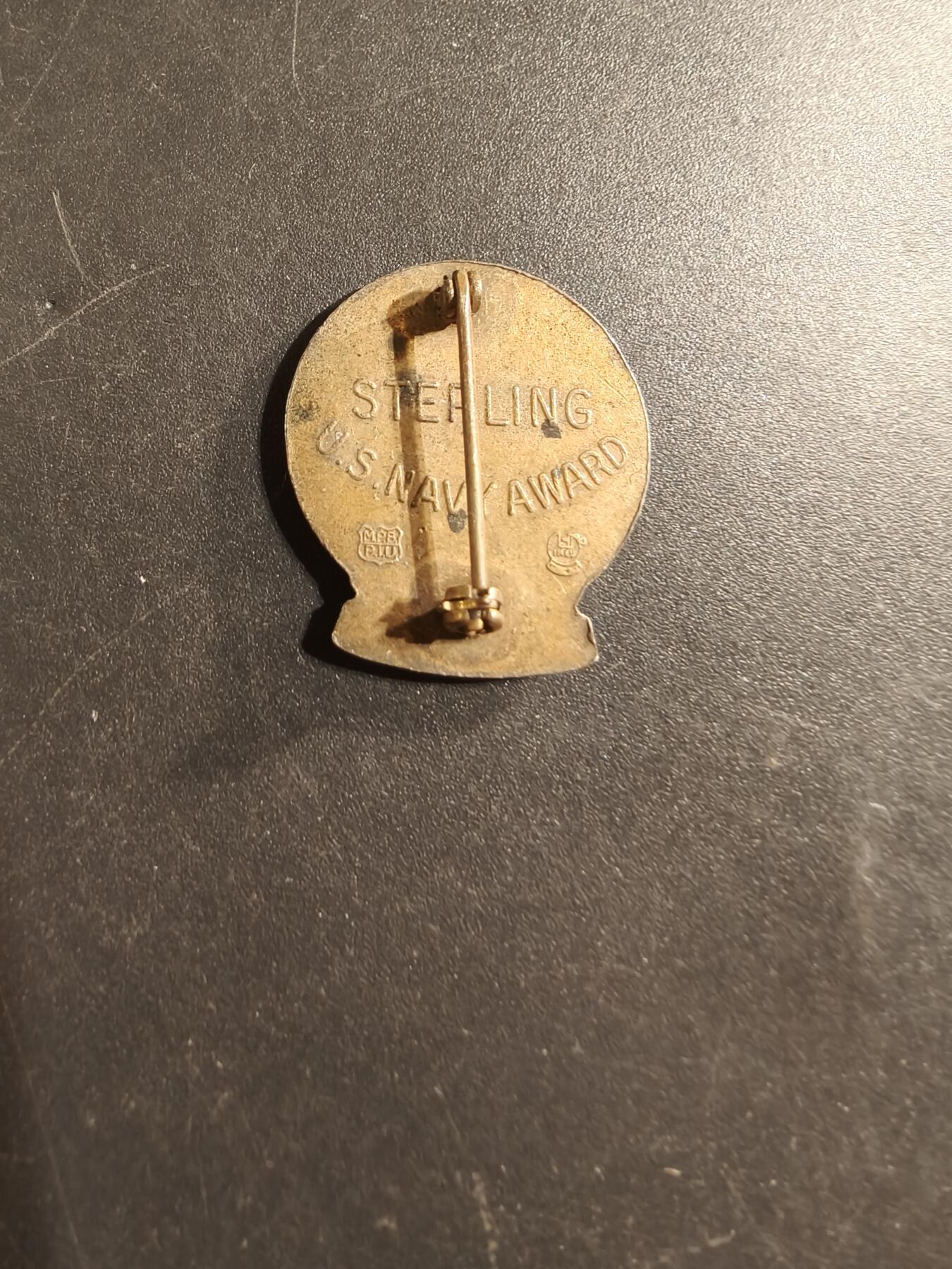 老王徽章第174期 美国二战优秀军事生产企业证章    925银镀金珐琅    横针版    4g     少见版本