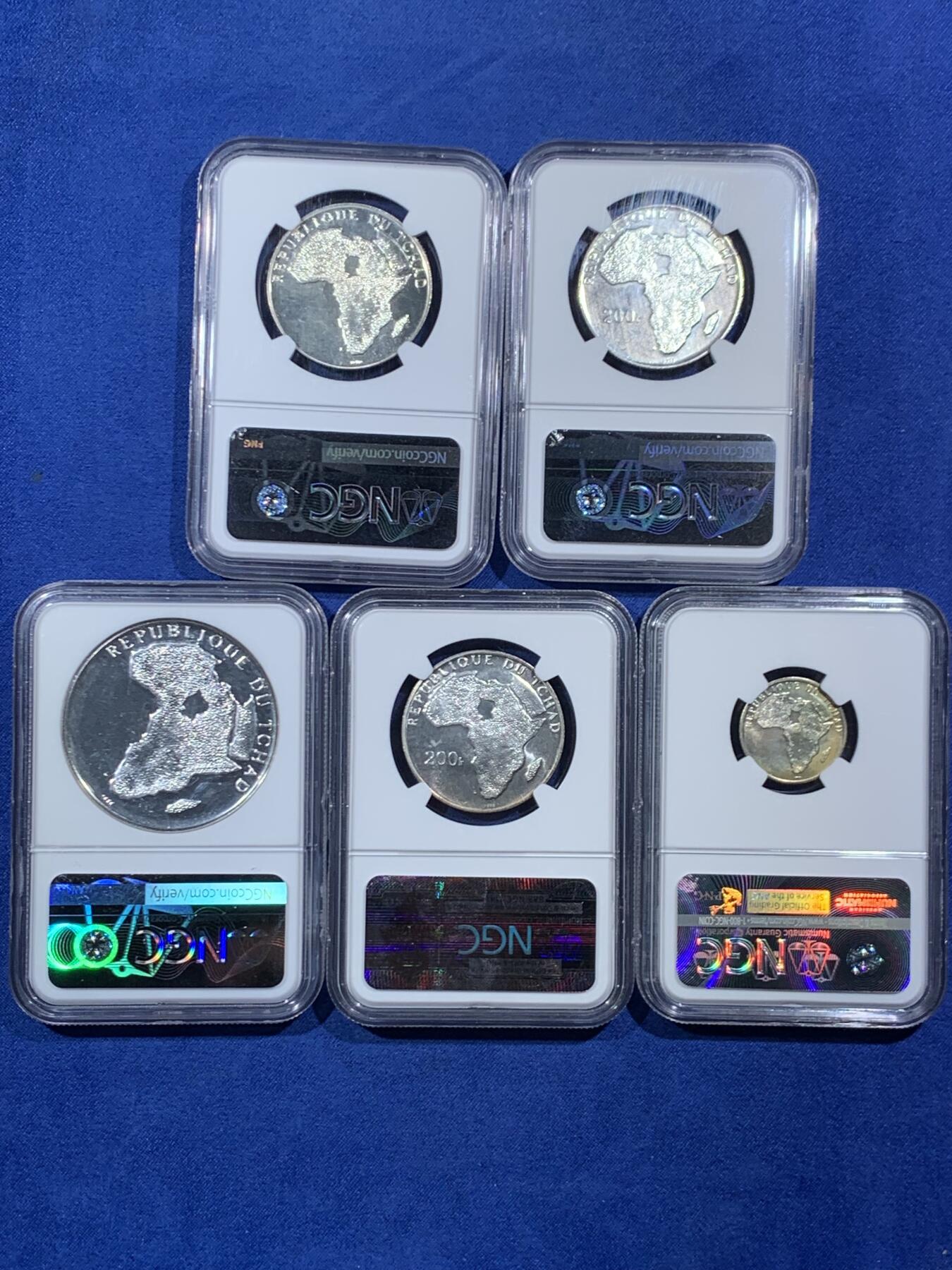 《竞宝斋》第454场 周日，周一 2场连拍 （全场包邮，欢迎送拍） 稀少5枚一组 NGC MS67-PF66 乍得 1970年 银币5枚套 都是非常稀少的品种 5枚中最多的发行量只有1300枚 值得入手 100F的盒子角落有磕