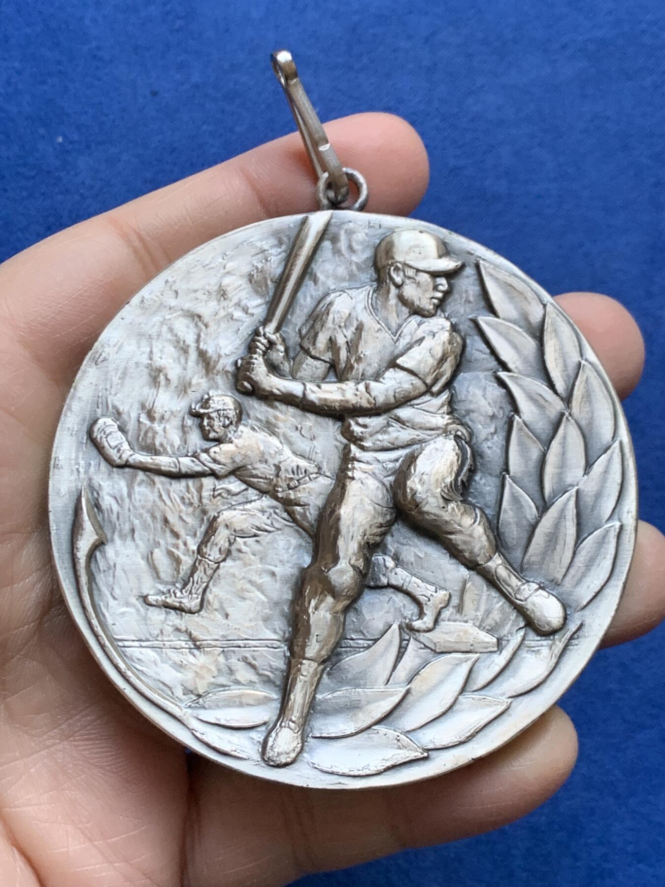 《竞宝斋》第454场 周日，周一 2场连拍 （全场包邮，欢迎送拍） 日本棒球大会高浮雕纪念章 74mm 重约253.4克