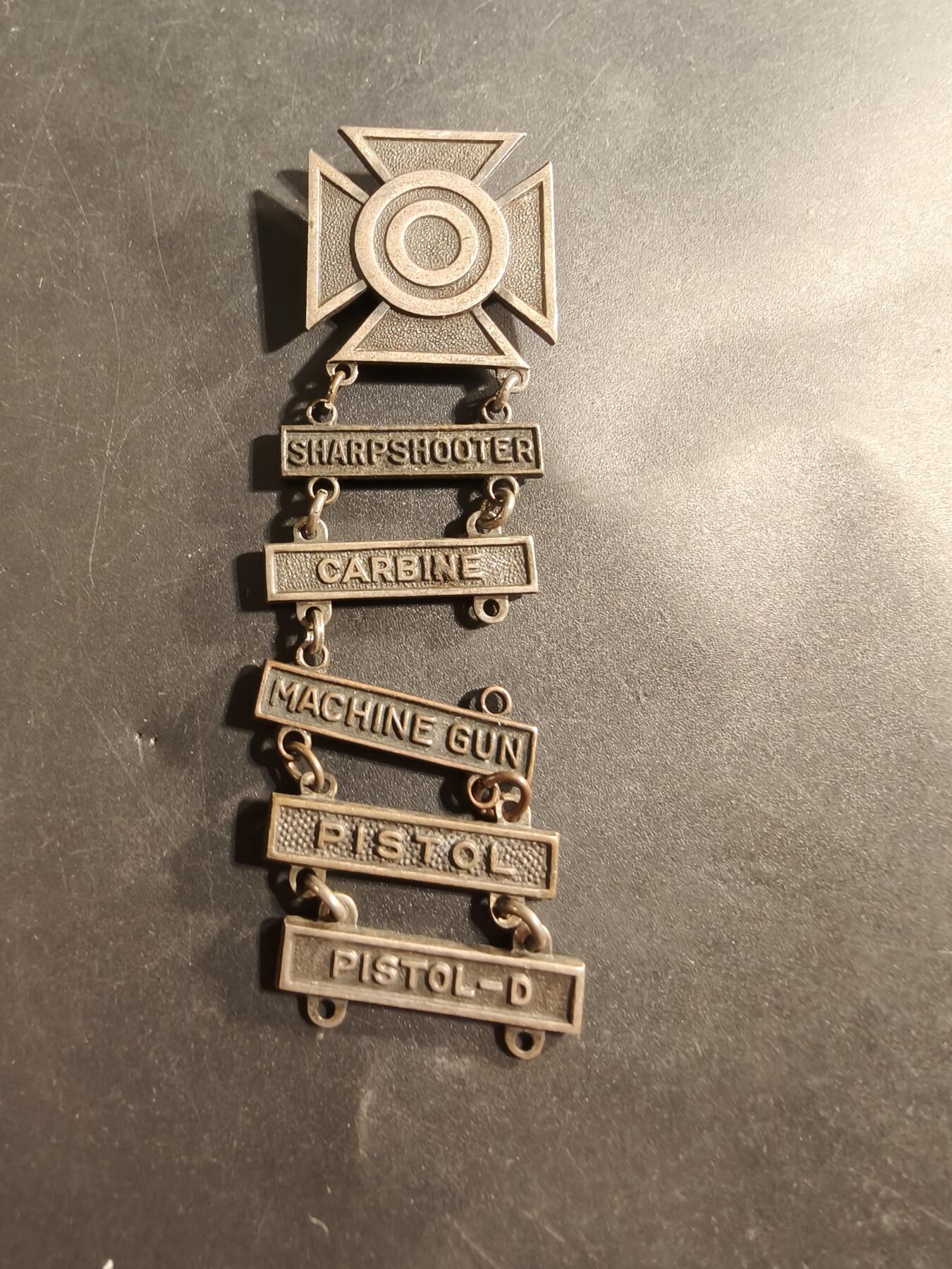 老王徽章第174期 美国陆军神射手技能章    二战时期横针版   925银    神射手、卡宾枪、机枪、手枪等5勋条    18.6g