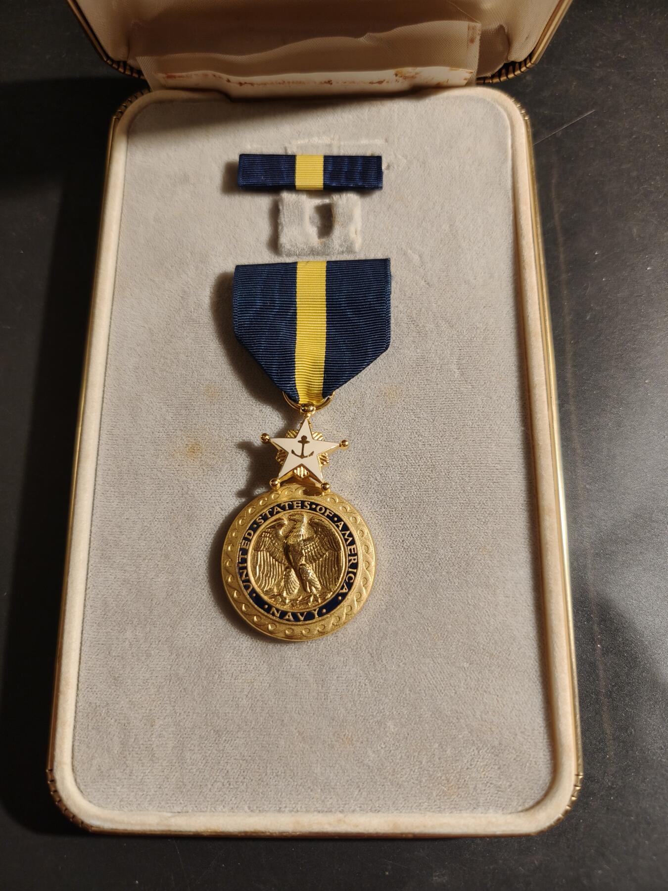 老王徽章第174期 美国海军杰出服役勋章    原盒带略