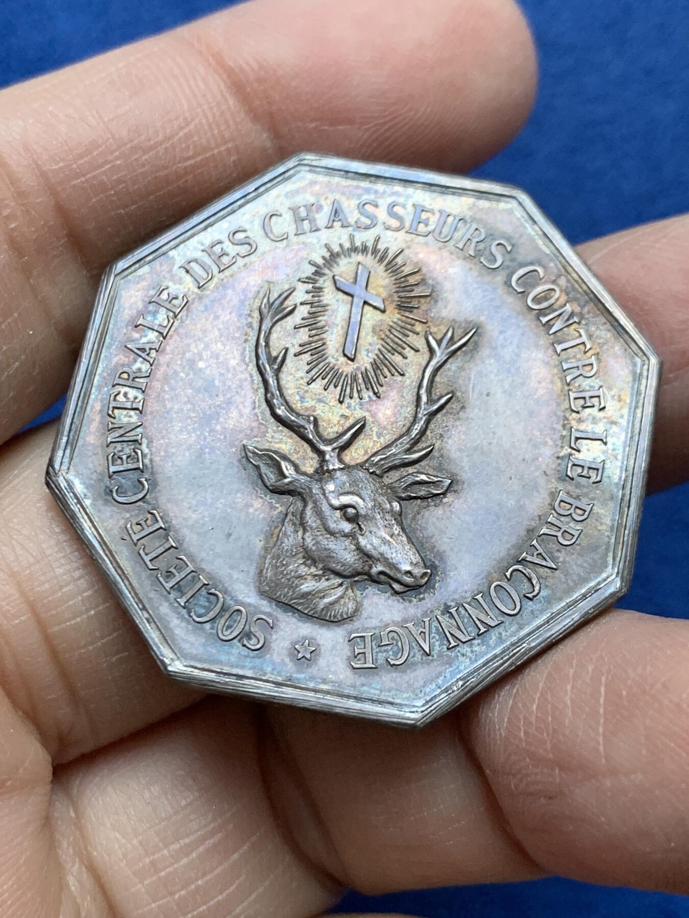 《竞宝斋》第454场 周日，周一 2场连拍 （全场包邮，欢迎送拍） 法国反偷猎保护协会八角银代币 19.8克 36.5mm 丰饶角银标