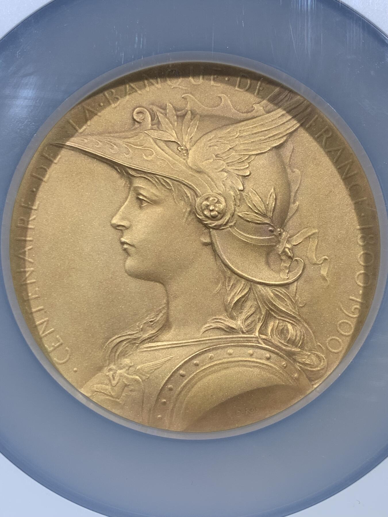 《竞宝斋》第454场 周日，周一 2场连拍 （全场包邮，欢迎送拍） 唯一冠军分 NGC MS67 法国 1900 法兰西银行百年纪念镀金大银章 奥斯卡·罗蒂大师的扛鼎之作（银镀金版本） 大盒加厚盒 状态极美 顶级高分