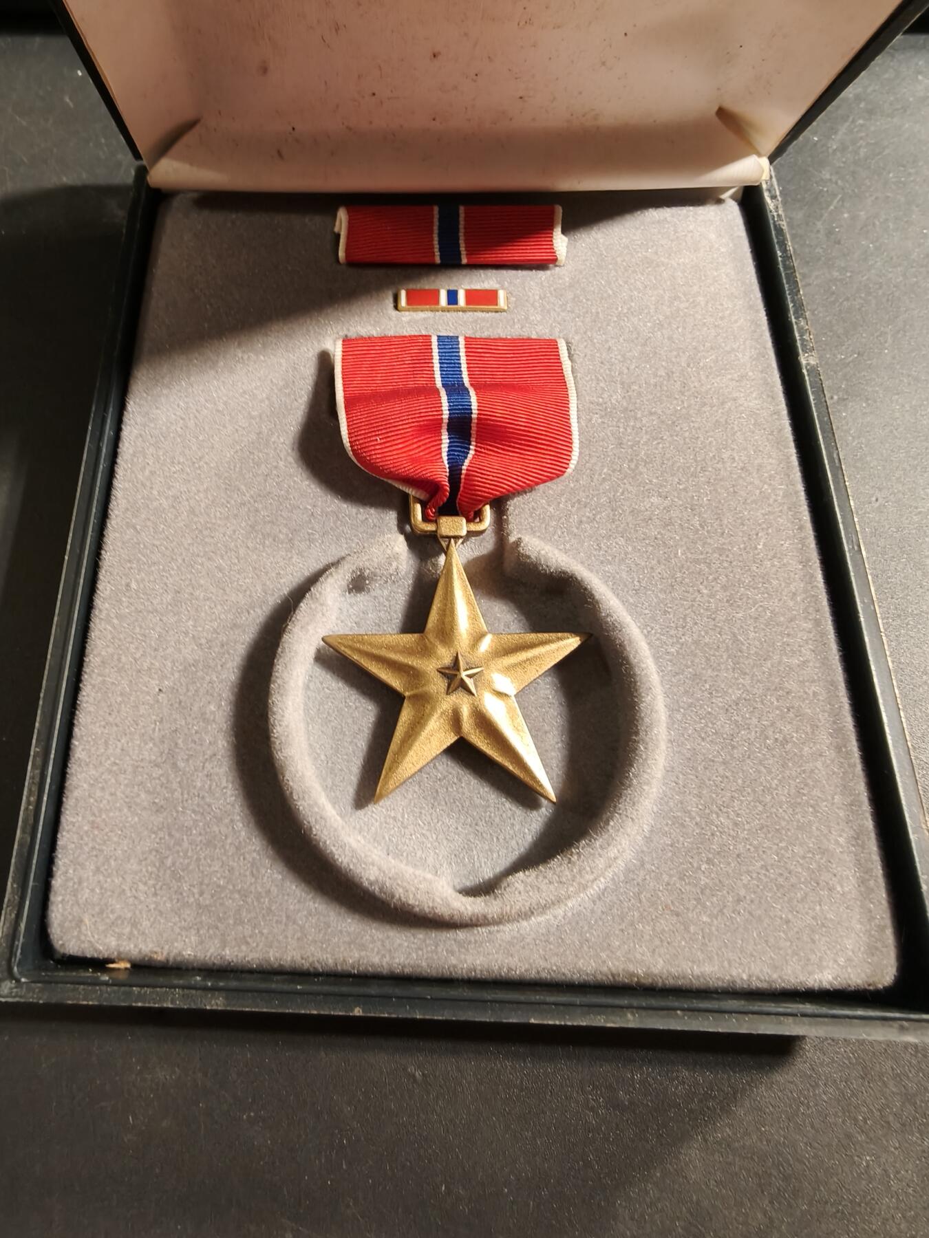 老王徽章第174期 美国铜星勋章     原盒带略和珐琅略