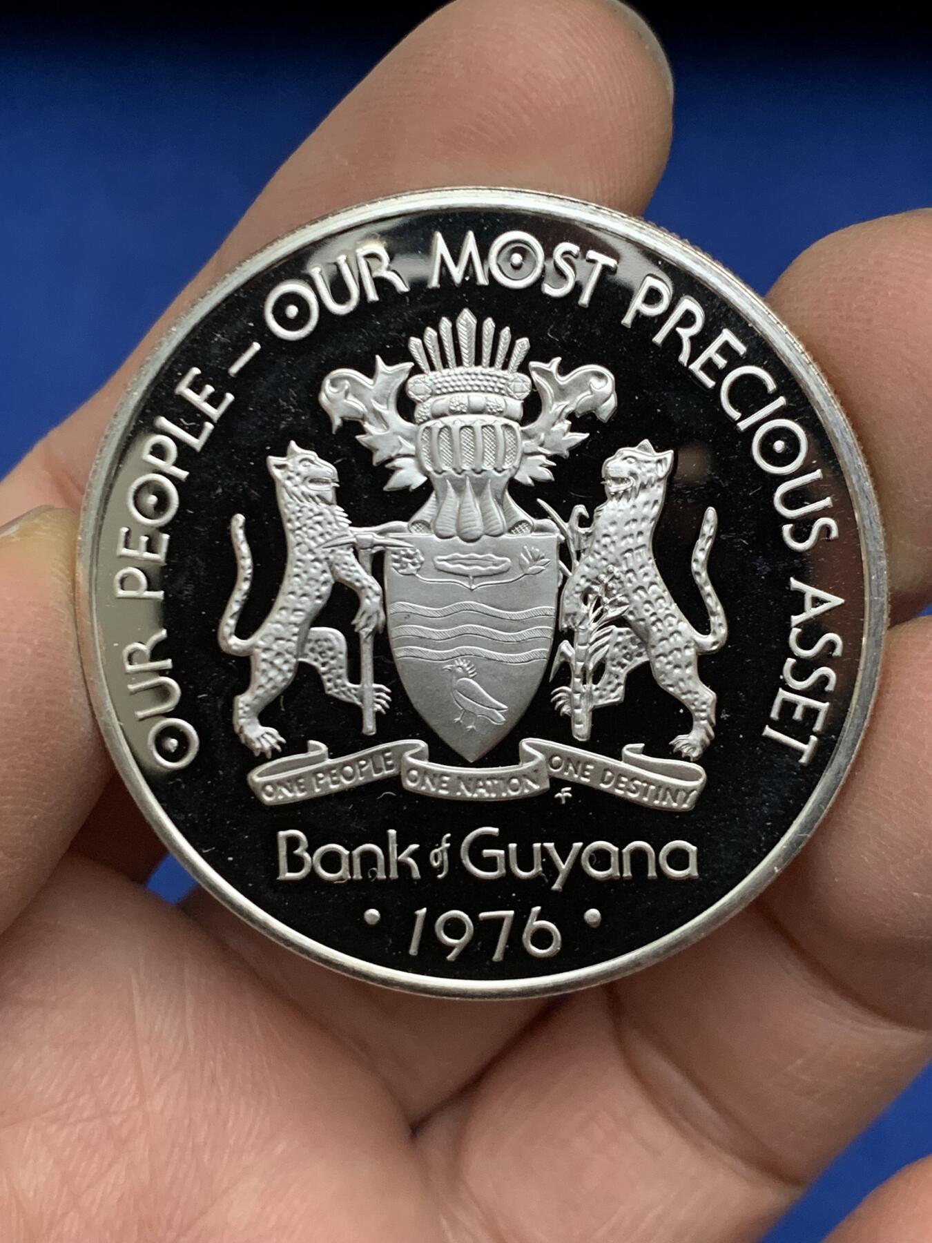 《竞宝斋》第454场 周日，周一 2场连拍 （全场包邮，欢迎送拍） 圭亚那1976年独立十周年5D精制纪念银币 38克 500银