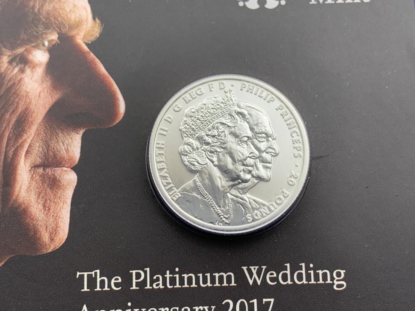 《竞宝斋》第454场 周日，周一 2场连拍 （全场包邮，欢迎送拍） 卡装 英国 2017年女王夫妇70周年铂金婚20英镑 999纯银 15.7克