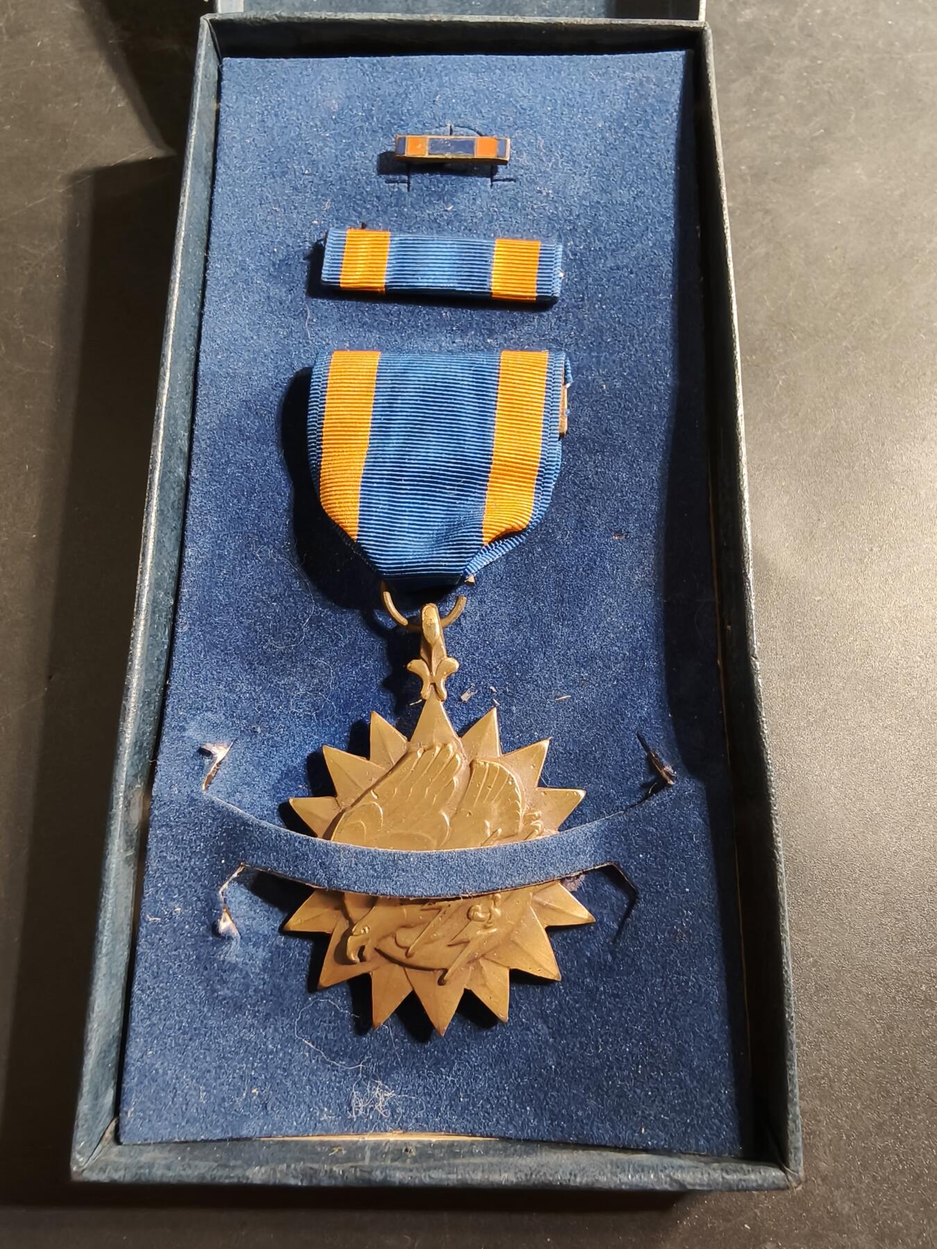 老王徽章第174期 美国空中奖章     原盒带略和珐琅略