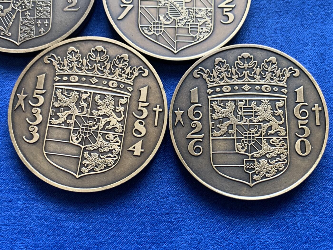 《竞宝斋》第454场 周日，周一 2场连拍 （全场包邮，欢迎送拍） 四枚一组 荷兰1938年历代国王系列大铜章 奥伦治亲王威廉一世 直径49.5mm 重量58.9g；；奥伦治亲王威廉二世 直径49.3mm 重量57.75g；奥伦治亲王威廉三世 直径49.7mm 重量56.6g；莫里斯亲王 直径49.3mm 重量57.95g。