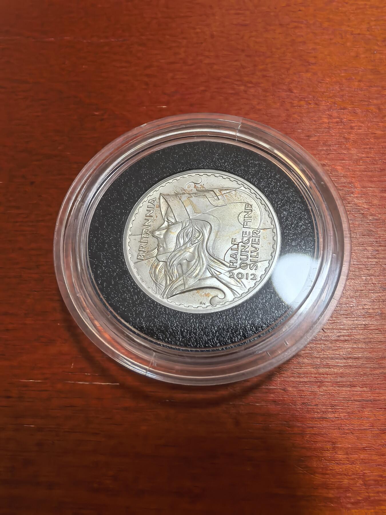 长老汇蛇年精选第九十二场拍卖 2012英国纪念不列颠女神金银币发行25周年特别版9枚不列颠女神半盎司1英镑精制银币套装，盒证全，钢琴烤漆木盒，400套