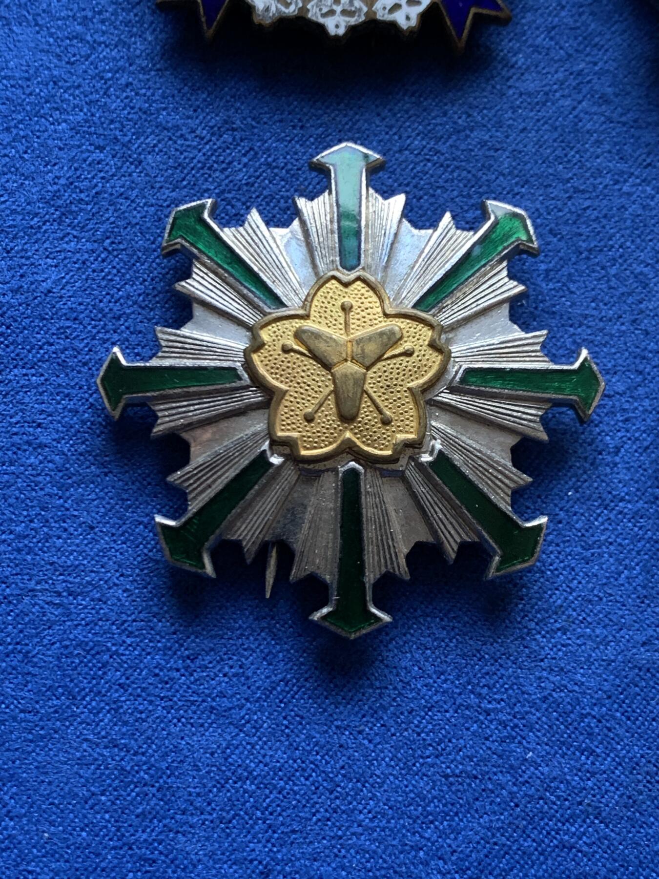 《竞宝斋》第454场 周日，周一 2场连拍 （全场包邮，欢迎送拍） 四枚一组 日本消防团纪念章，保存不错，形状优美，总重140克，细节见图