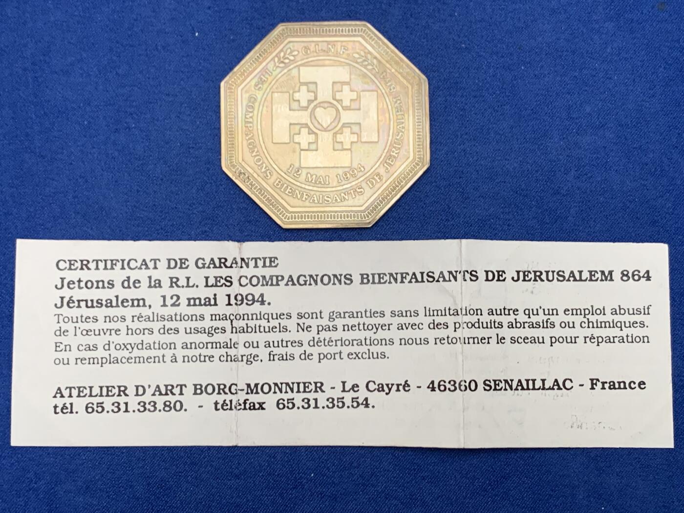 《竞宝斋》第454场 周日，周一 2场连拍 （全场包邮，欢迎送拍） 共济会 耶路撒冷 1994年慈善八角镀银纪念章，带原装说明书。直径：52mm，重：35.78g