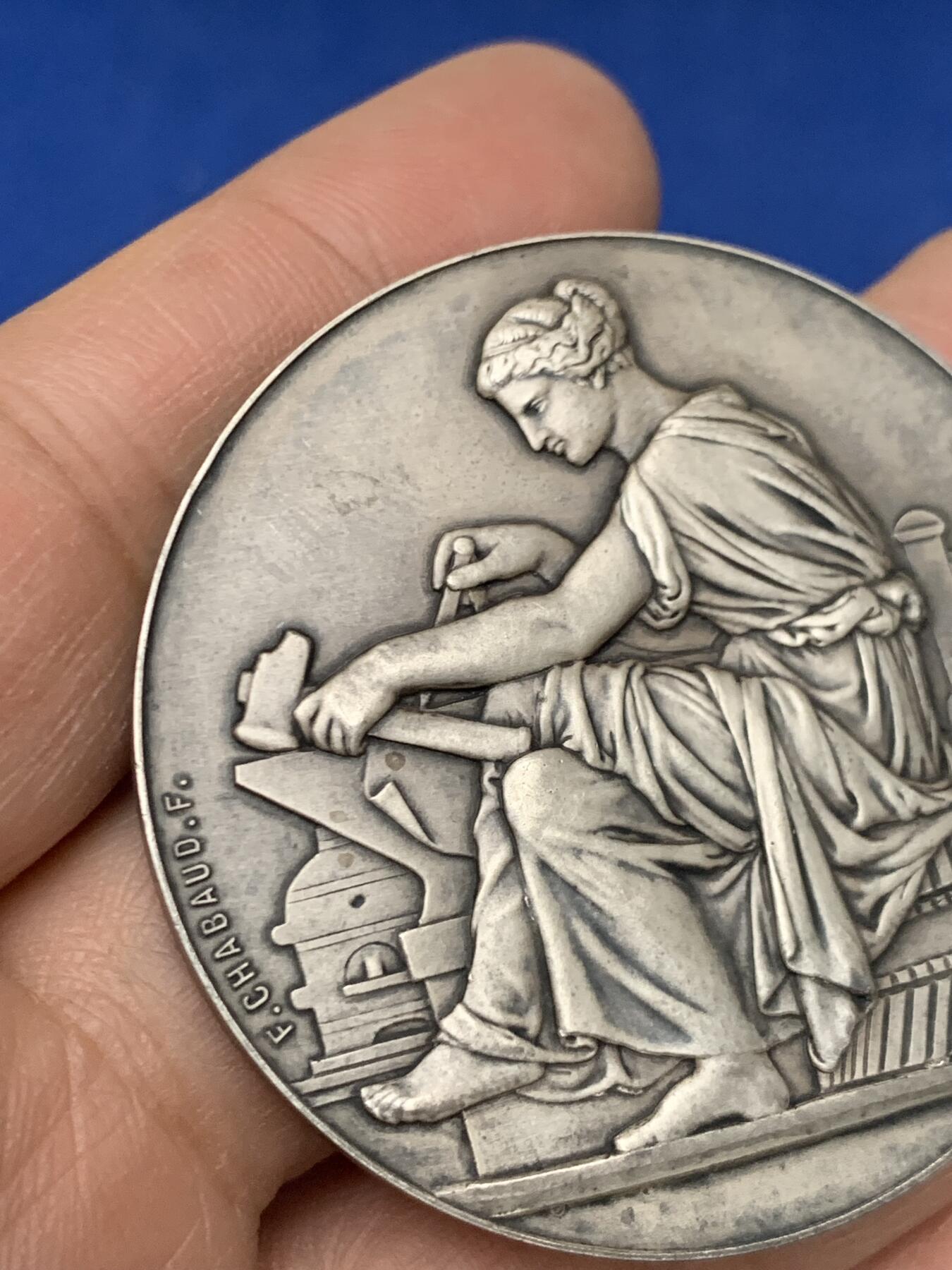 《竞宝斋》第454场 周日，周一 2场连拍 （全场包邮，欢迎送拍） 法国工业纺织女神银章，62.7克，49.5MM，丰饶角2银标。