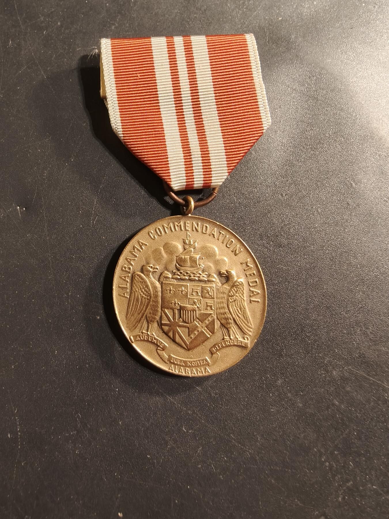 老王徽章第174期 美国阿拉巴马州国民警卫队嘉奖奖章     少见实发版   1977年2月授予少校      带边铭厂标