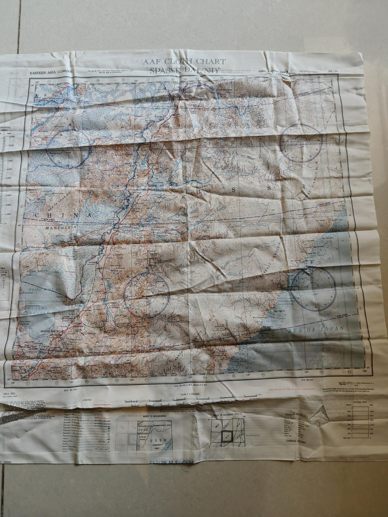 老王徽章第174期 美国二战陆军航空兵逃生图    丝质    正面为哈尔滨地区    背面为俄罗斯滨海边疆区斯帕斯克-达里尼，与黑龙江省接壤         尺寸约60×60cm