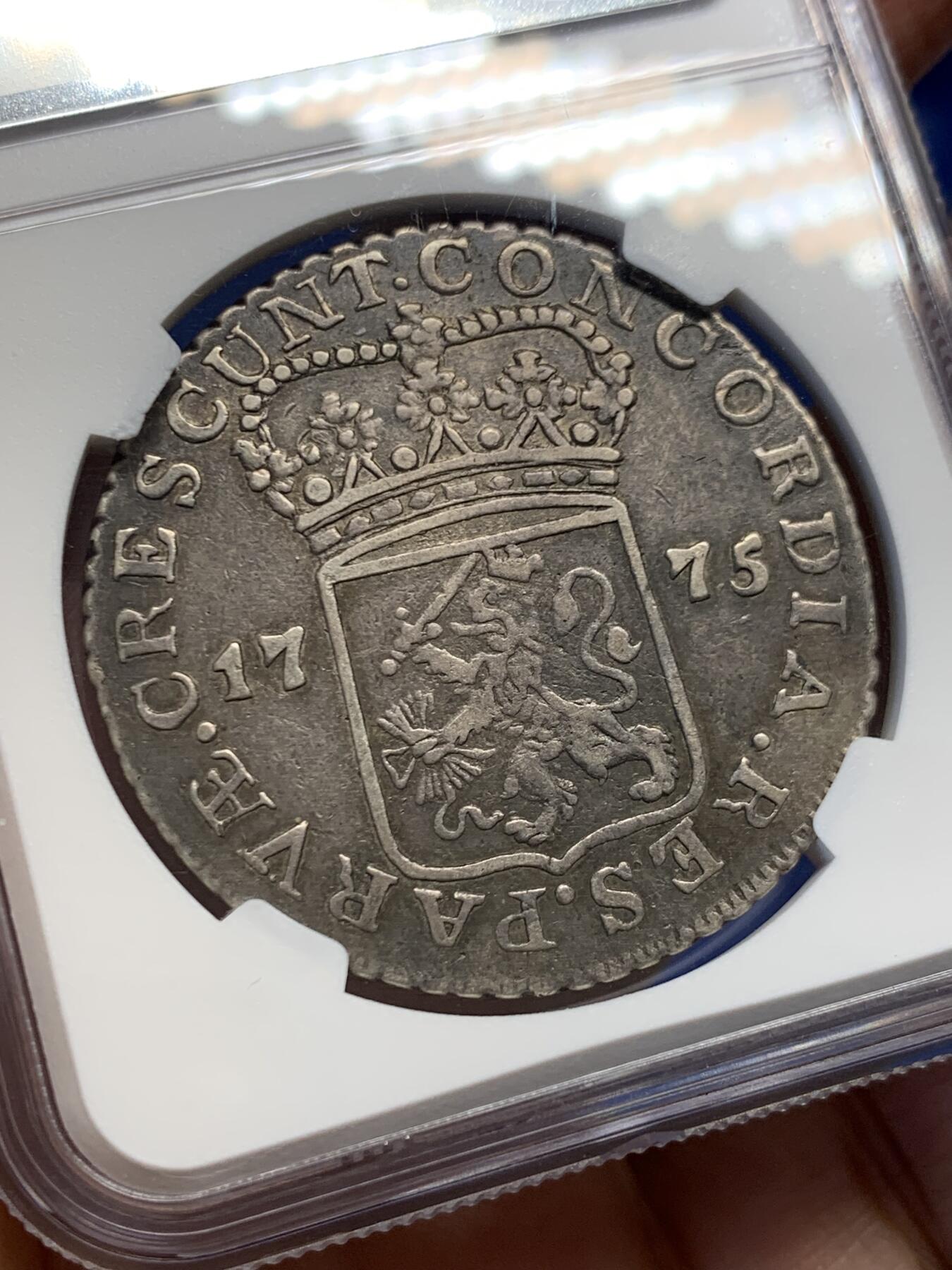 《竞宝斋》第454场 周日，周一 2场连拍 （全场包邮，欢迎送拍） NGC XF 荷兰 格尔德兰省 1775年 1杜卡特 银币 荷兰三剑客之一的武士银币 这个省份比较少见 极美黑包浆 细节不错 热门品种