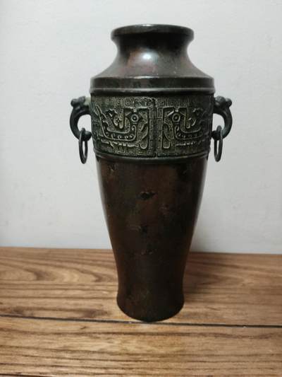 杂项专场 - 龙纹兽耳瓶 高21.5厘米 肚径约9厘米 口直径5.5厘米，选用斑紫铜，锻打手造。 胎质厚重，重约500多克。