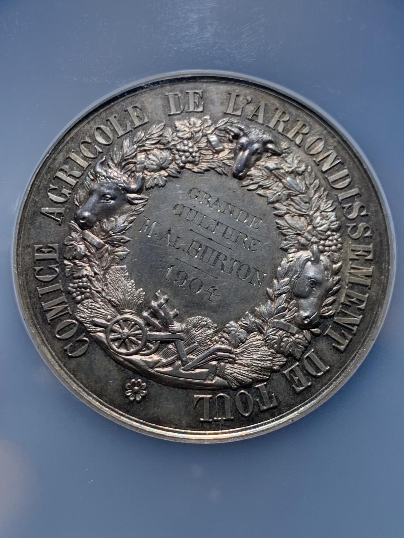 《竞宝斋》第454场 周日，周一 2场连拍 （全场包邮，欢迎送拍） NGC MS63 法国1904年图尔奈农业竞赛银质奖章 50mm大银章 欧陆金色包浆 品相状态一流 NGC大盒装