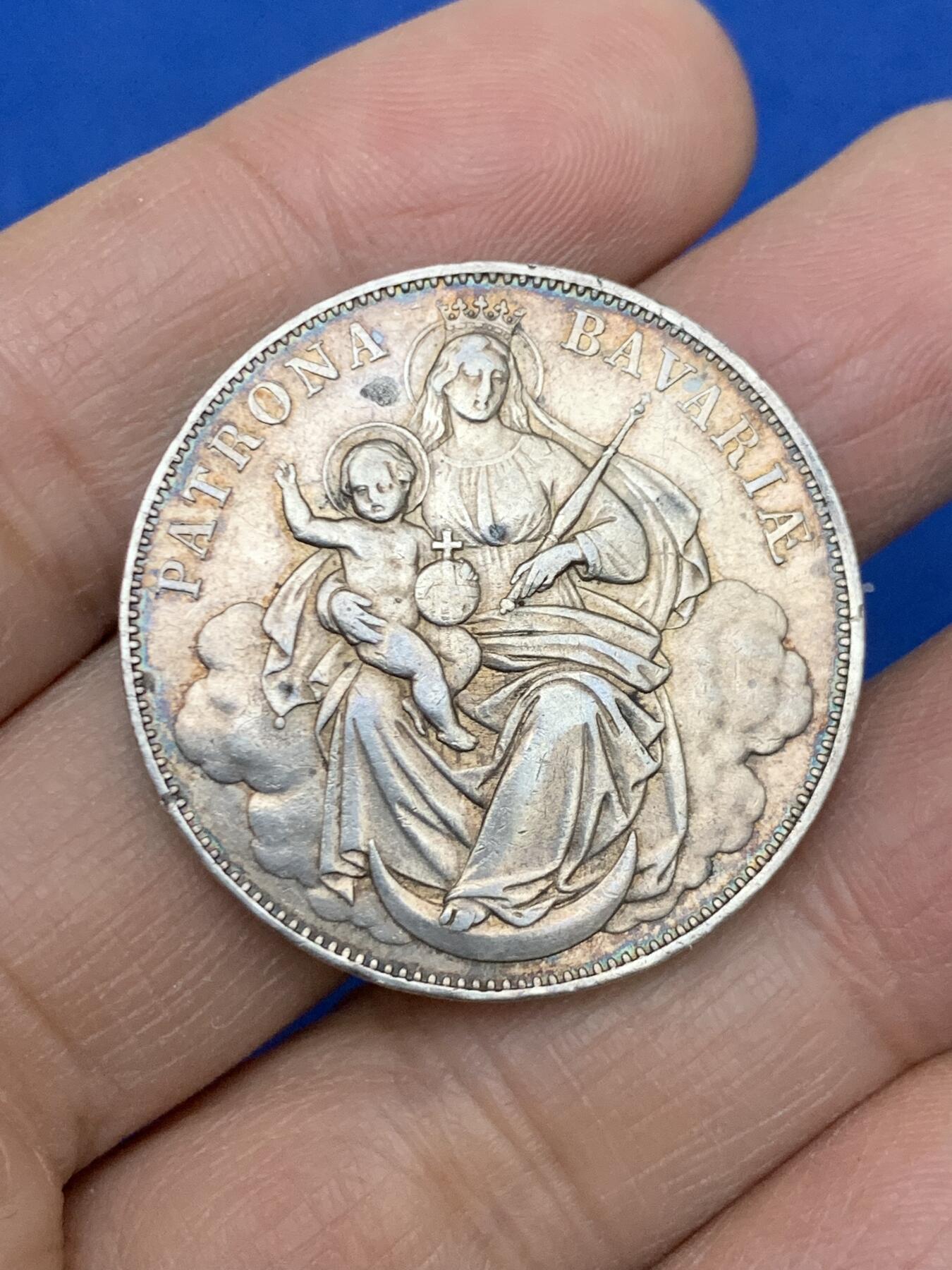 《竞宝斋》第454场 周日，周一 2场连拍 （全场包邮，欢迎送拍） 德国 1865年 巴伐利亚 路德维西二世 圣母抱婴1泰勒银币 18.45克，900银