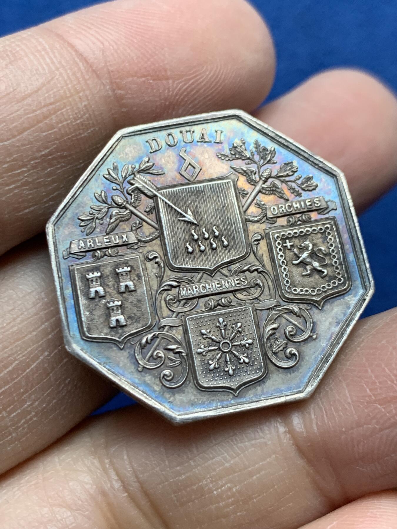 《竞宝斋》第454场 周日，周一 2场连拍 （全场包邮，欢迎送拍） 法国杜埃商会(阿尔勒，奥尔希，马尔谢纳三地联盟)八角银质代币，29MM，12.85克，丰饶角边铭