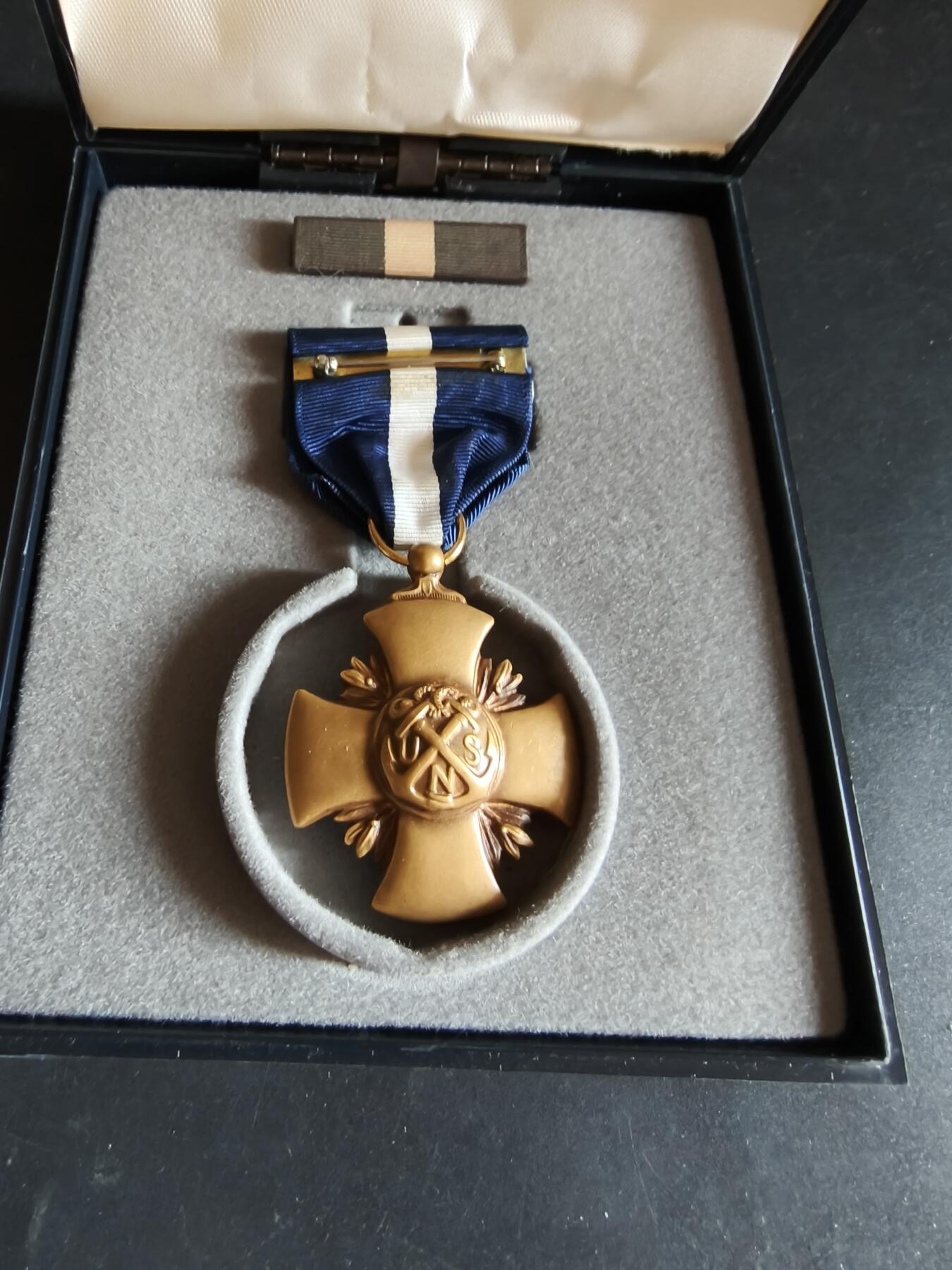 老王徽章第174期 美国海军杰出服役十字勋章      原盒带略