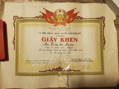 韵星假日拍卖第三十五期 -- Rimey Holidays Auction 34 - 越南民主共和国越战战前（1963）河内地方前妇联主席，地方人民委员会副主席陈氏银促进工业发展军功备战奖状 签名为亲签