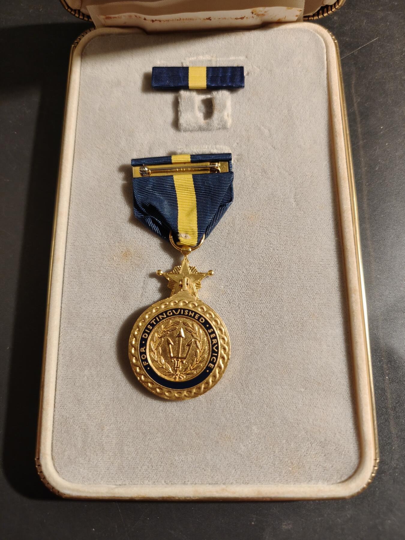 老王徽章第174期 美国海军杰出服役勋章    原盒带略
