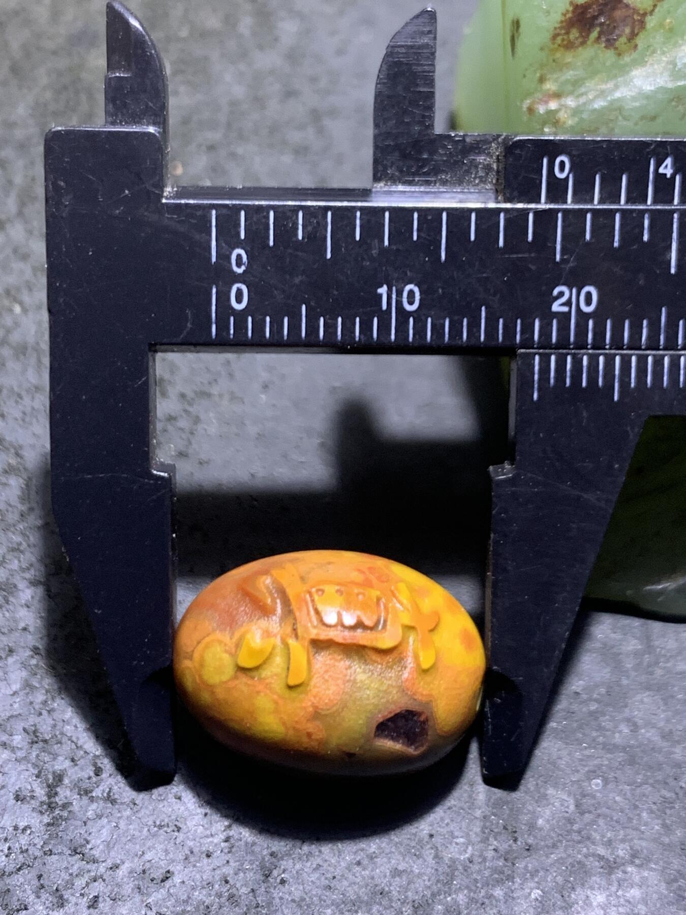 亚光冰飘战国红玛瑙手工雕刻真字随形通货珠一颗