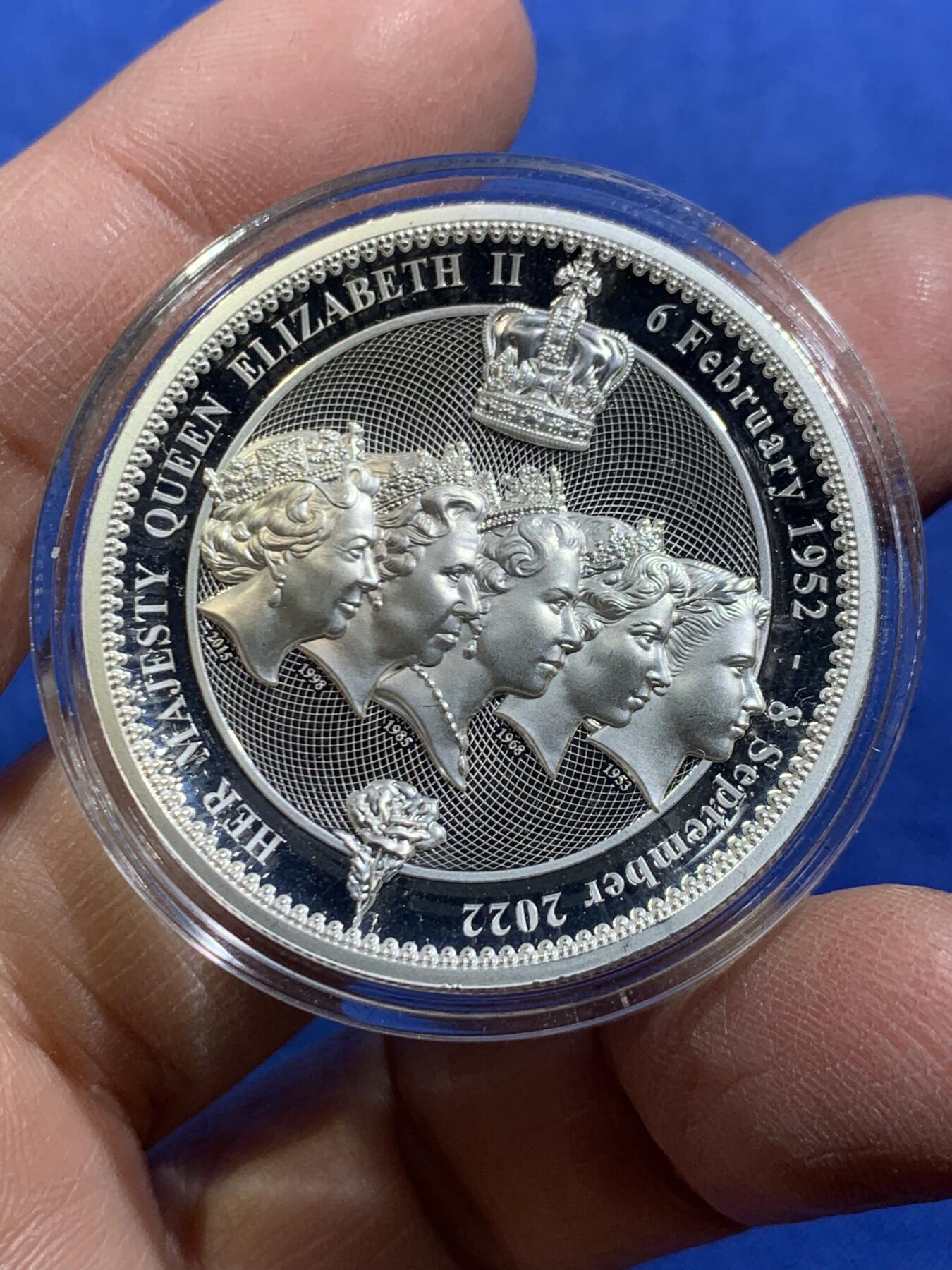 《竞宝斋》第454场 周日，周一 2场连拍 （全场包邮，欢迎送拍） 纽埃2022年伊丽莎白女王2盎司加厚纪念银币，是为缅怀2022年9月逝世的英女王打造，币面铭刻其1952年登基到2022年离世的岁月，融合女王不同人生阶段的经典形象。银币以999纯银铸造，重2盎司，采用加厚高浮雕与曲面精铸工艺，直径40mm，法定面值5新西兰元，全球仅限量发行700枚，该枚编号340，带原盒，证书，是兼具纪念意义与稀缺性的贵金属藏品。