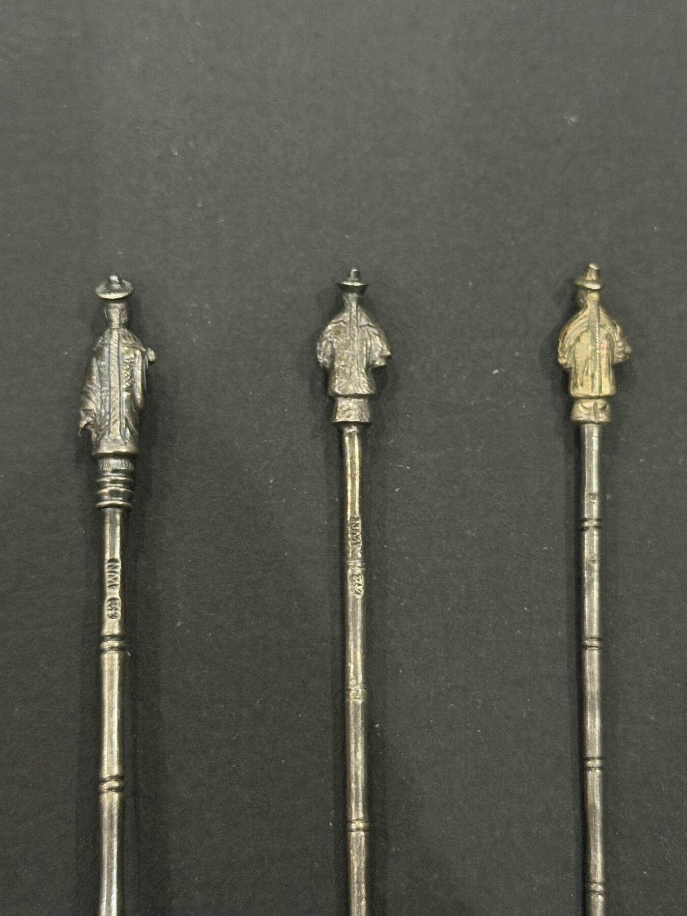 海外回流精品（欧美专场） 欧洲回流清代纯银勺子、水果叉子三把，有款，12.2cm，27.7g。