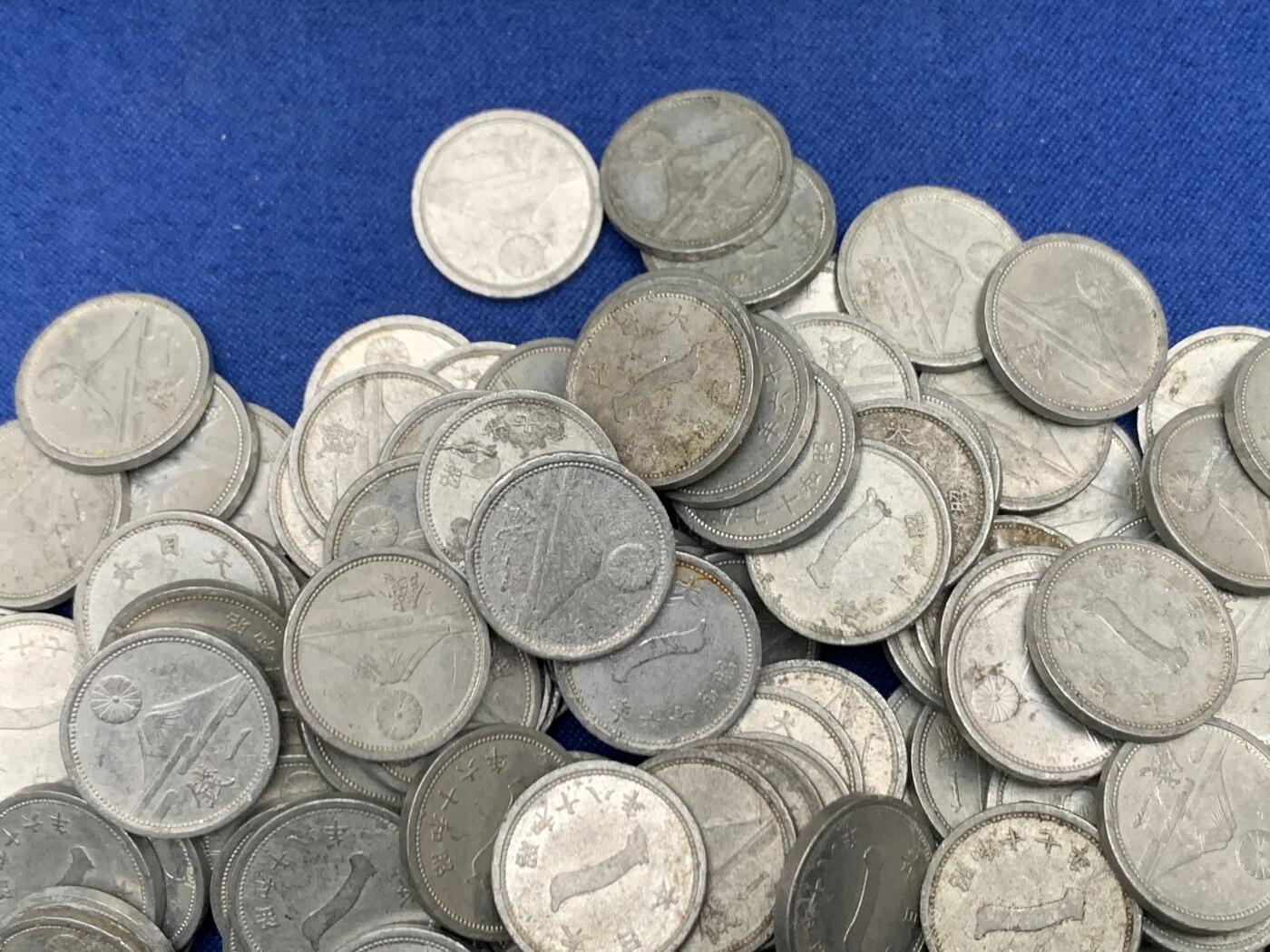 《竞宝斋》第454场 周日，周一 2场连拍 （全场包邮，欢迎送拍） 约170枚一组 日本战时1941-43年一钱铝制硬币，币面背纹刻富士山与菊纹，正面为国号和年号，是日本战时经济的直观见证。1943年因铝资源彻底枯竭停铸。