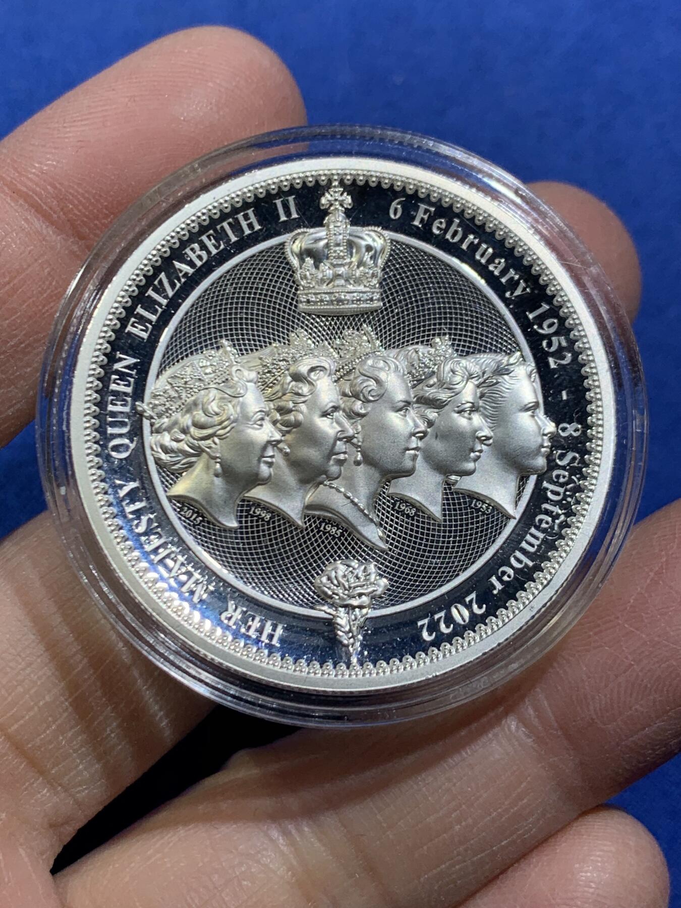 《竞宝斋》第454场 周日，周一 2场连拍 （全场包邮，欢迎送拍） 纽埃2022年伊丽莎白女王2盎司加厚纪念银币，是为缅怀2022年9月逝世的英女王打造，币面铭刻其1952年登基到2022年离世的岁月，融合女王不同人生阶段的经典形象。银币以999纯银铸造，重2盎司，采用加厚高浮雕与曲面精铸工艺，直径40mm，法定面值5新西兰元，全球仅限量发行700枚，该枚编号340，带原盒，证书，是兼具纪念意义与稀缺性的贵金属藏品。