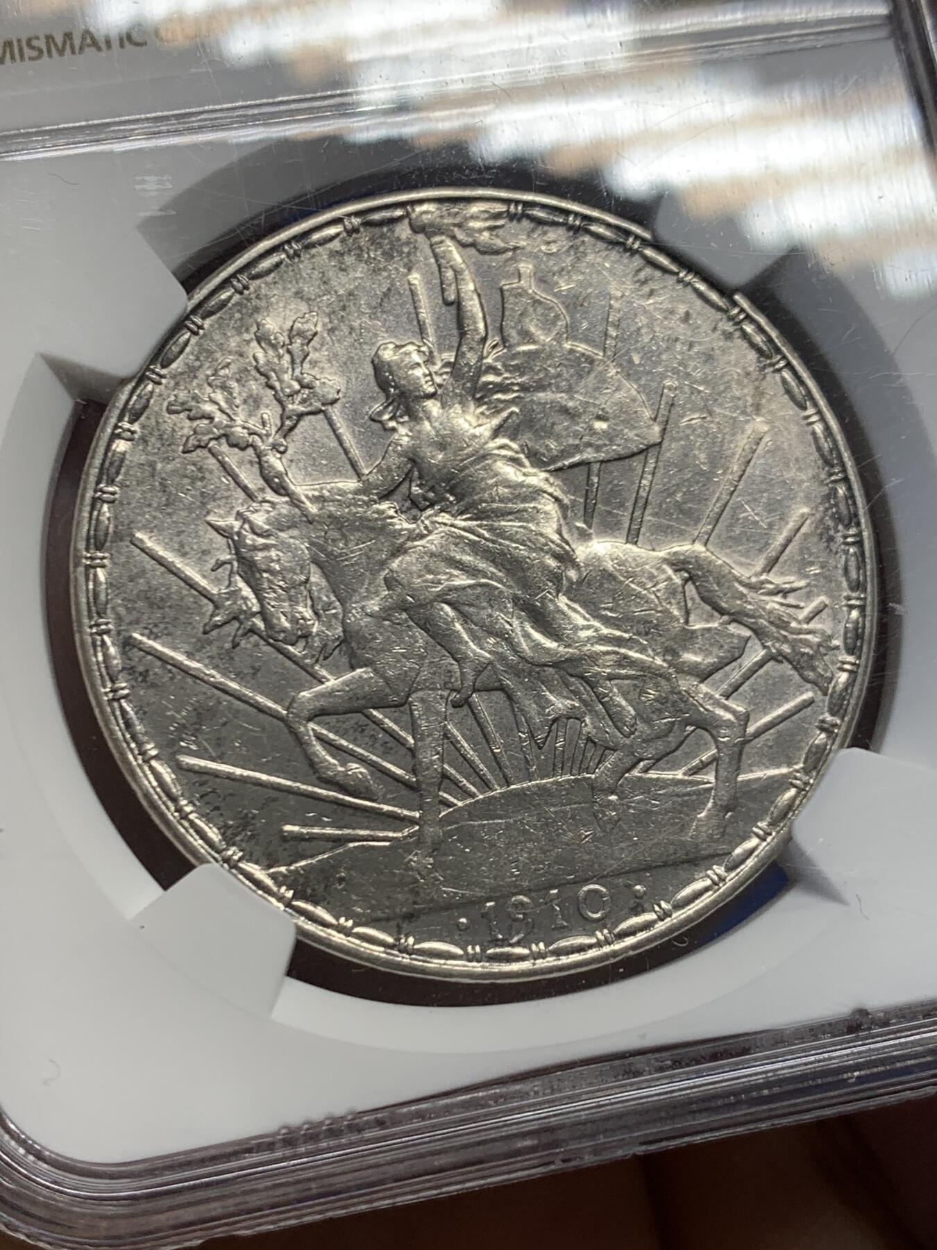 《竞宝斋》第454场 周日，周一 2场连拍 （全场包邮，欢迎送拍） NGC AU53 墨西哥 1910年 1比索 骑马鹰洋 银币 转光不错 首年版别 品种少见