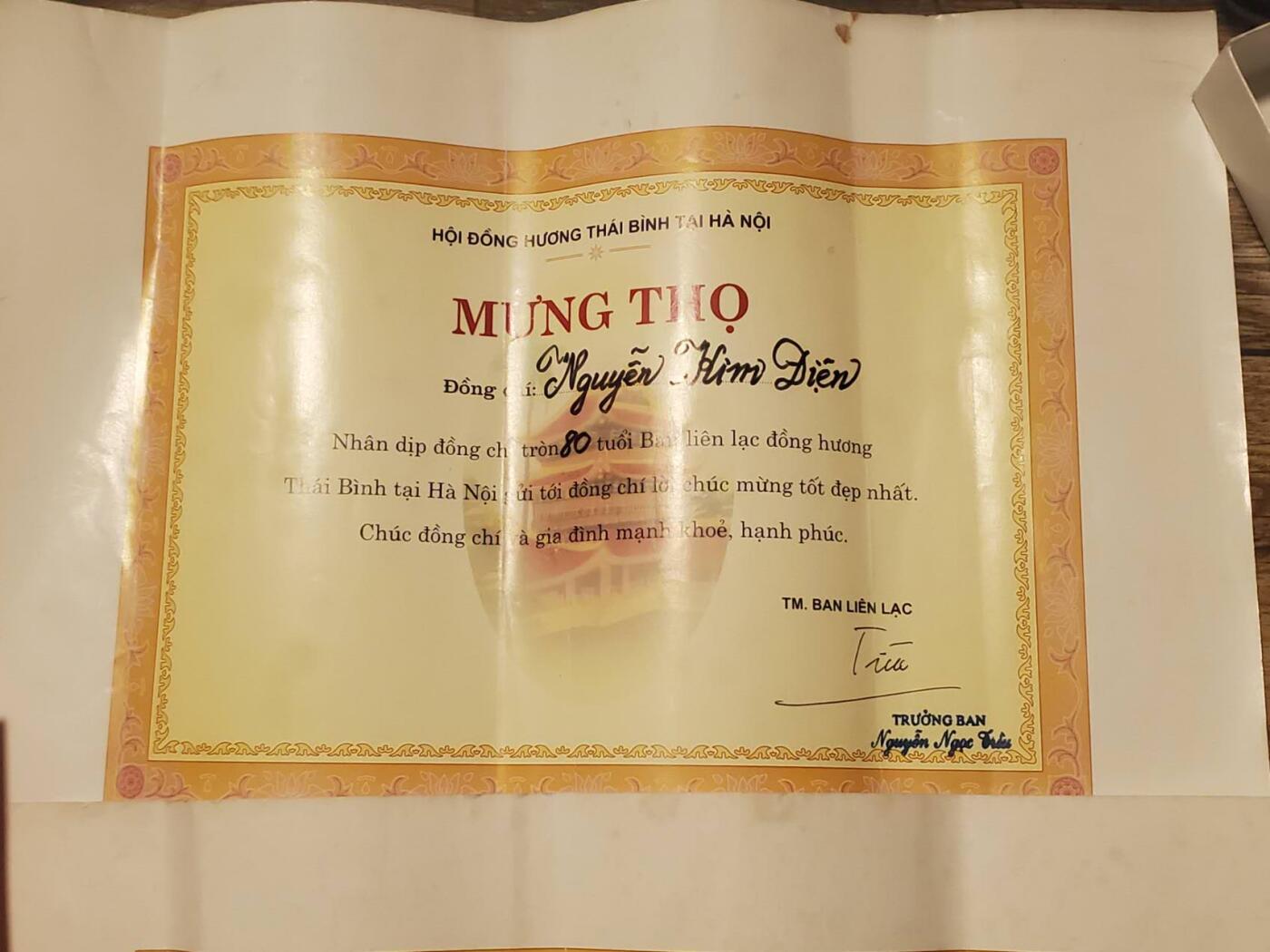 韵星假日拍卖第三十五期 -- Rimey Holidays Auction 34 越南社会主义共和国河内首都地区 地区社级妇联主席、人民委员副主任陈氏银 阮敬典夫妻75、80贺寿奖状 社官方颁发 少见 仅给退休老干部 地区领导亲签