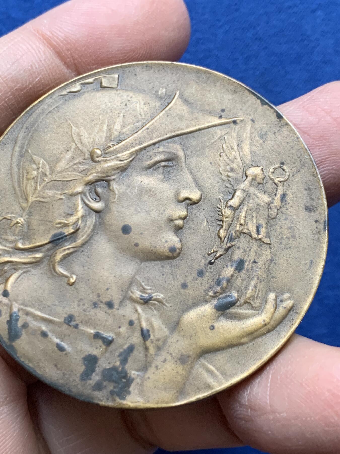 《竞宝斋》第454场 周日，周一 2场连拍 （全场包邮，欢迎送拍） 法国玛丽安娜女神大铜章 52.35克 49.7mm 三角铜标 