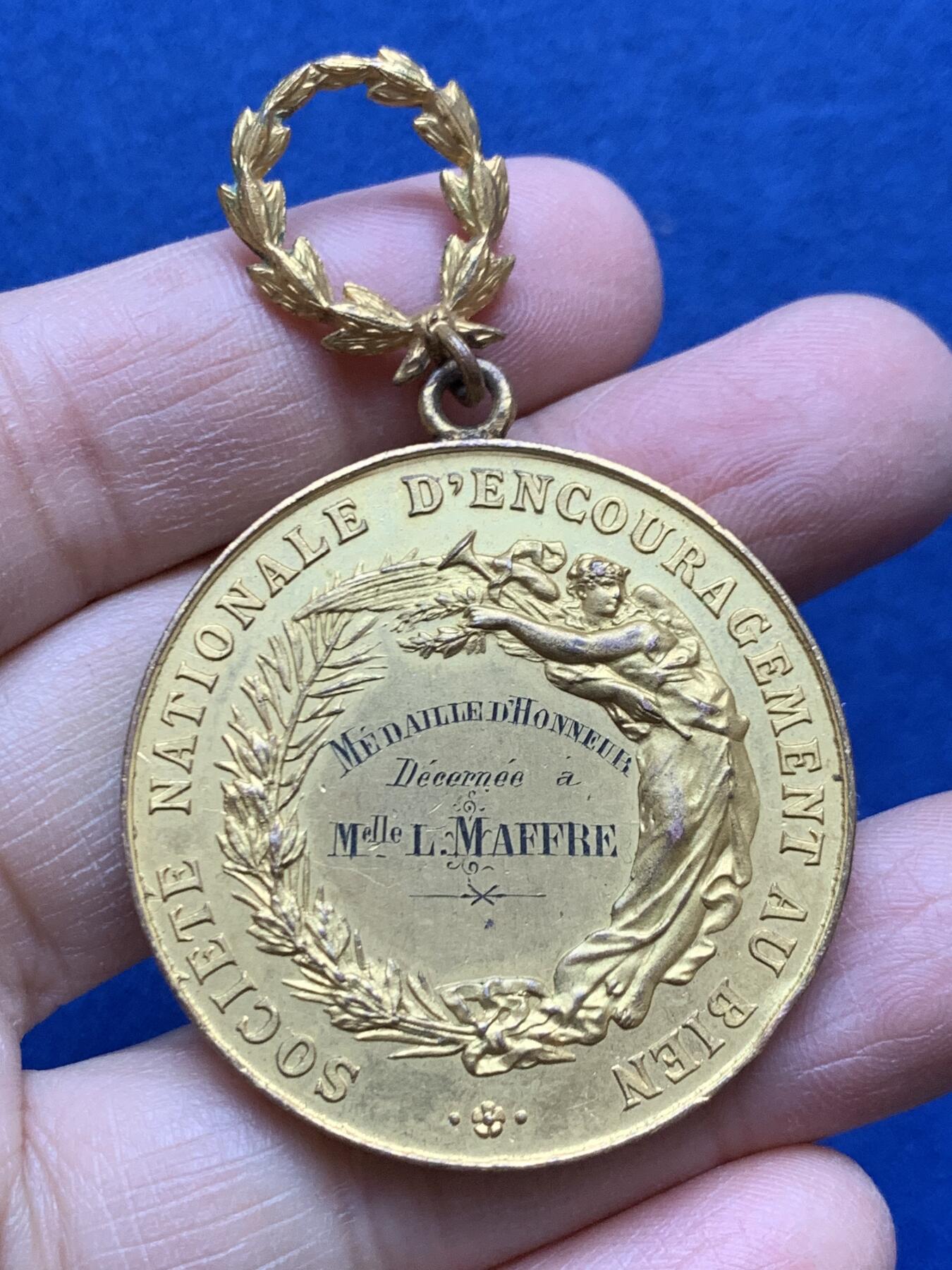 《竞宝斋》第454场 周日，周一 2场连拍 （全场包邮，欢迎送拍） 法国民众自由教育与普及协会镀金铜章 带环重约34.05克 40.5mm