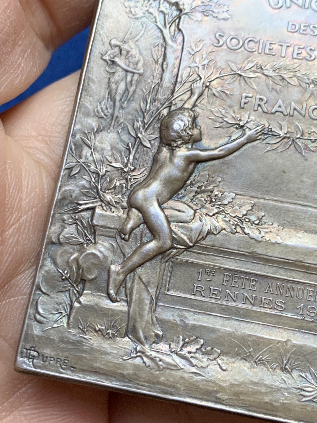 《竞宝斋》第454场 周日，周一 2场连拍 （全场包邮，欢迎送拍） 法国射击协会联合会颁发 1901年射击节大银章 好品 包浆很好 丰饶角银 带原始皮套  大尺寸64*48.2mm 71.4克 丰饶角银标