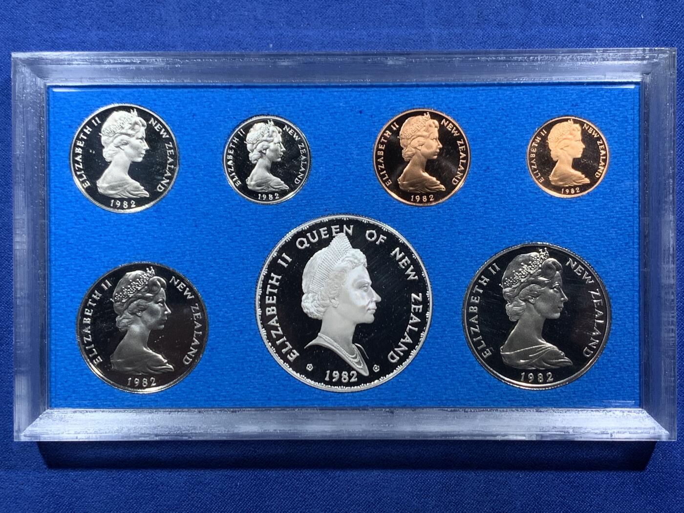 《竞宝斋》第454场 周日，周一 2场连拍 （全场包邮，欢迎送拍） 新西兰1982年伊丽莎白二世精制套币，其中最大面值的南秧鸡一元为银币，27.2克，925银