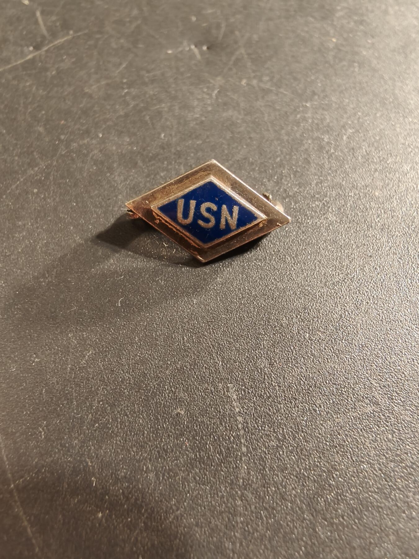 老王徽章第174期 美国海军证章    二战时期横针版   925银镀金珐琅     1.3g