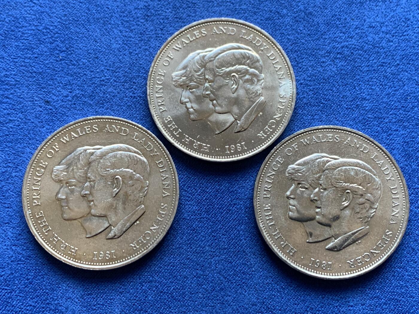 《竞宝斋》第454场 周日，周一 2场连拍 （全场包邮，欢迎送拍） 三枚一组 1981年戴安娜王妃结婚纪念大镍币，原光品相，转光丝滑