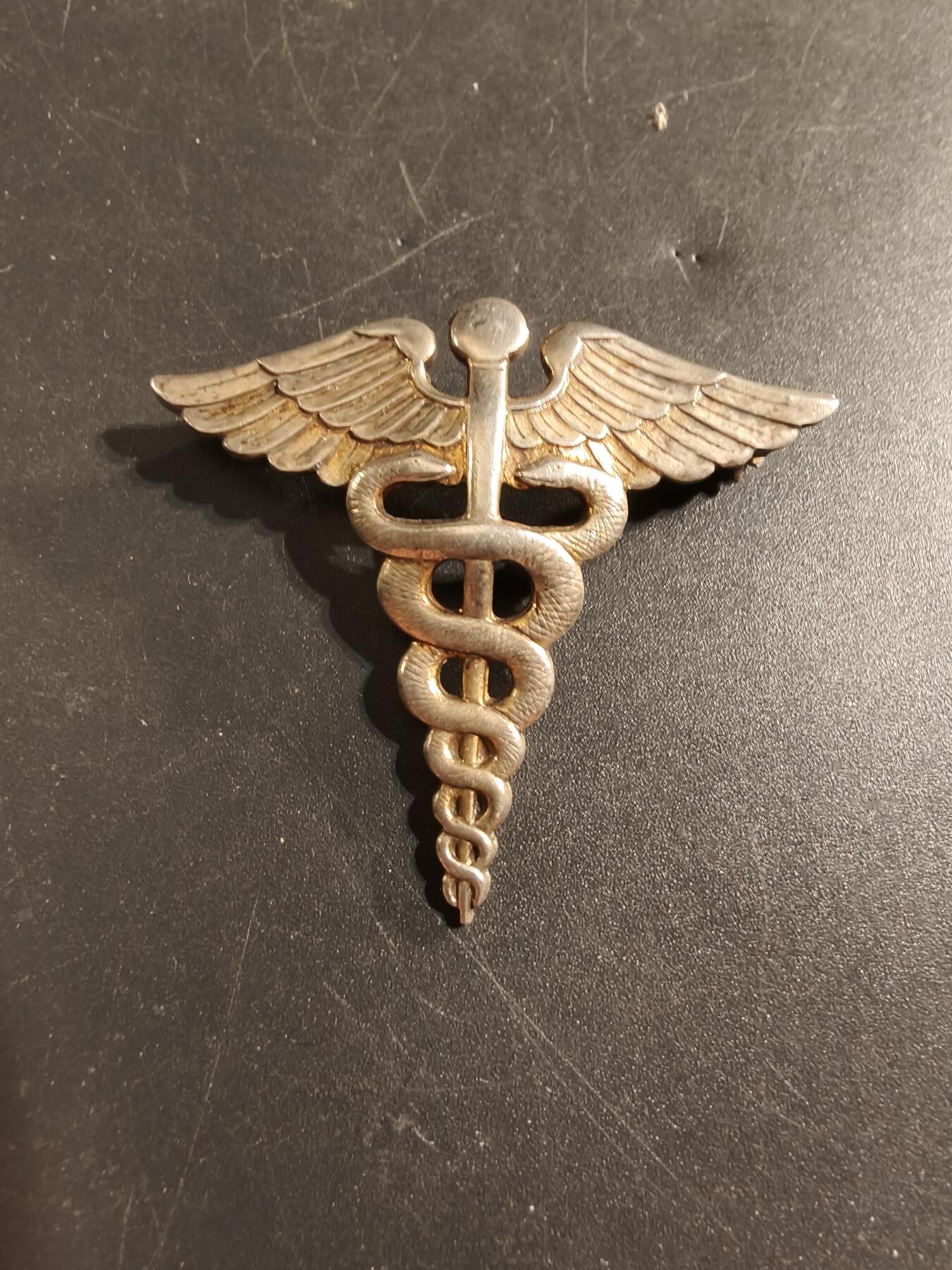 老王徽章第174期 美国军医证章     二战时期横针版   少见大尺寸1.75×1.5英寸     7.7g     925银镀金