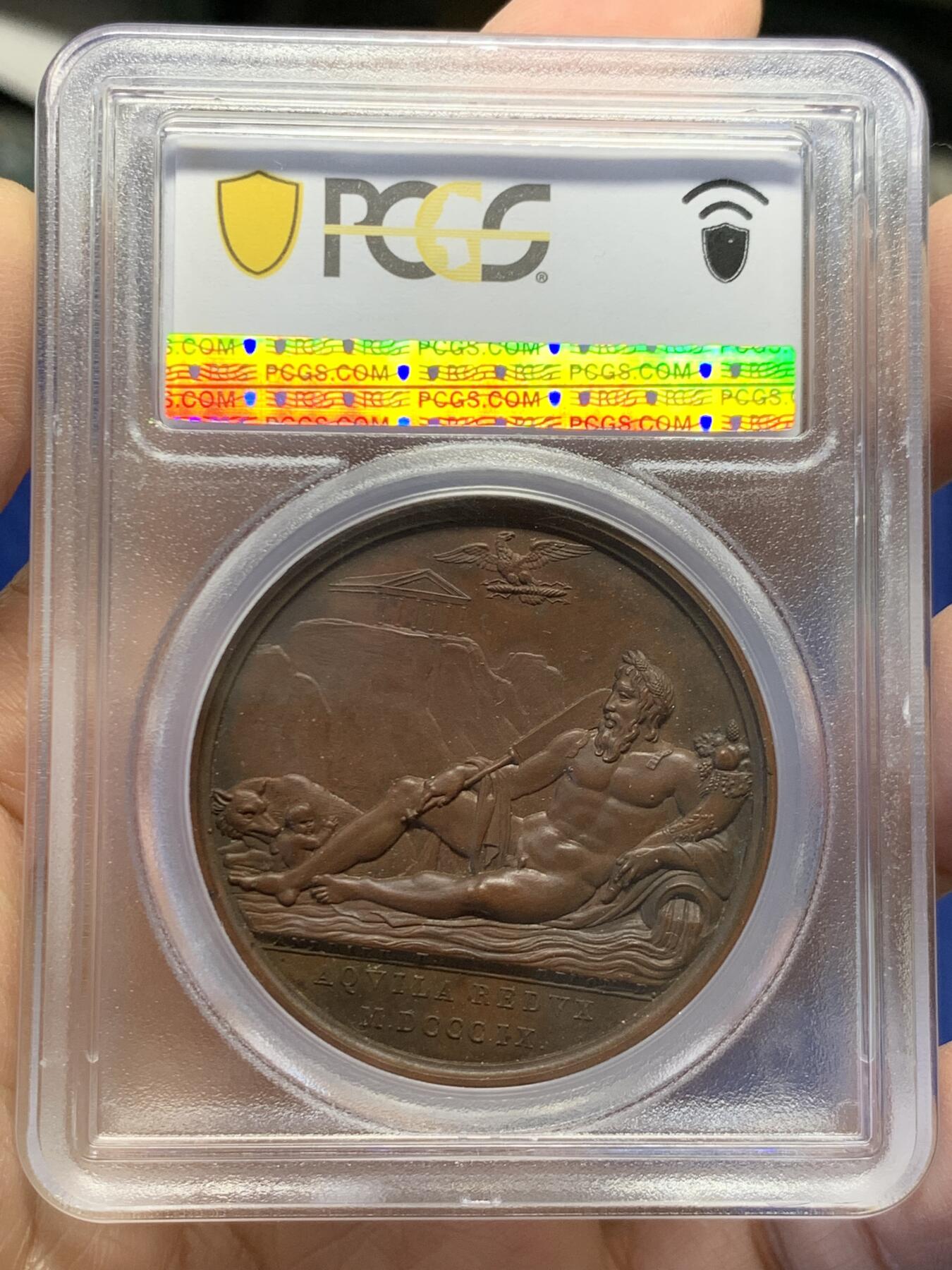 《竞宝斋》第454场 周日，周一 2场连拍 （全场包邮，欢迎送拍） PCGS SP64 亚军分！ 法国1809年拿破仑一世法兰西帝国兼并罗马原铸铜章 巴黎造币厂 巧克力包浆 台伯河之神倚靠着双耳壶流淌出河水，右手握船桨，左臂握着丰饶角，脚下是罗马象征的母狼与双胞胎 ，背景山丘上有朱庇特神庙，帝国之鹰紧紧攥着闪电权杖盘旋于上空，1809年不可一世的拿皇兼并了教皇国的领土，囚禁了教皇庇护七世，仅一枚65更高分，加厚盒。