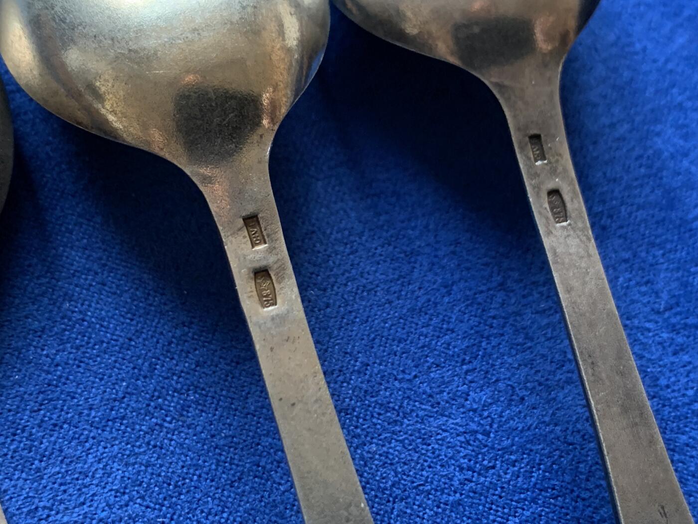 《竞宝斋》第454场 周日，周一 2场连拍 （全场包邮，欢迎送拍） 苏联 1960年代 纯银珐琅镀金古董汤勺5把 单体长：14cm，总重量：111.3克。苏联96进制875银标，换算为现在911银