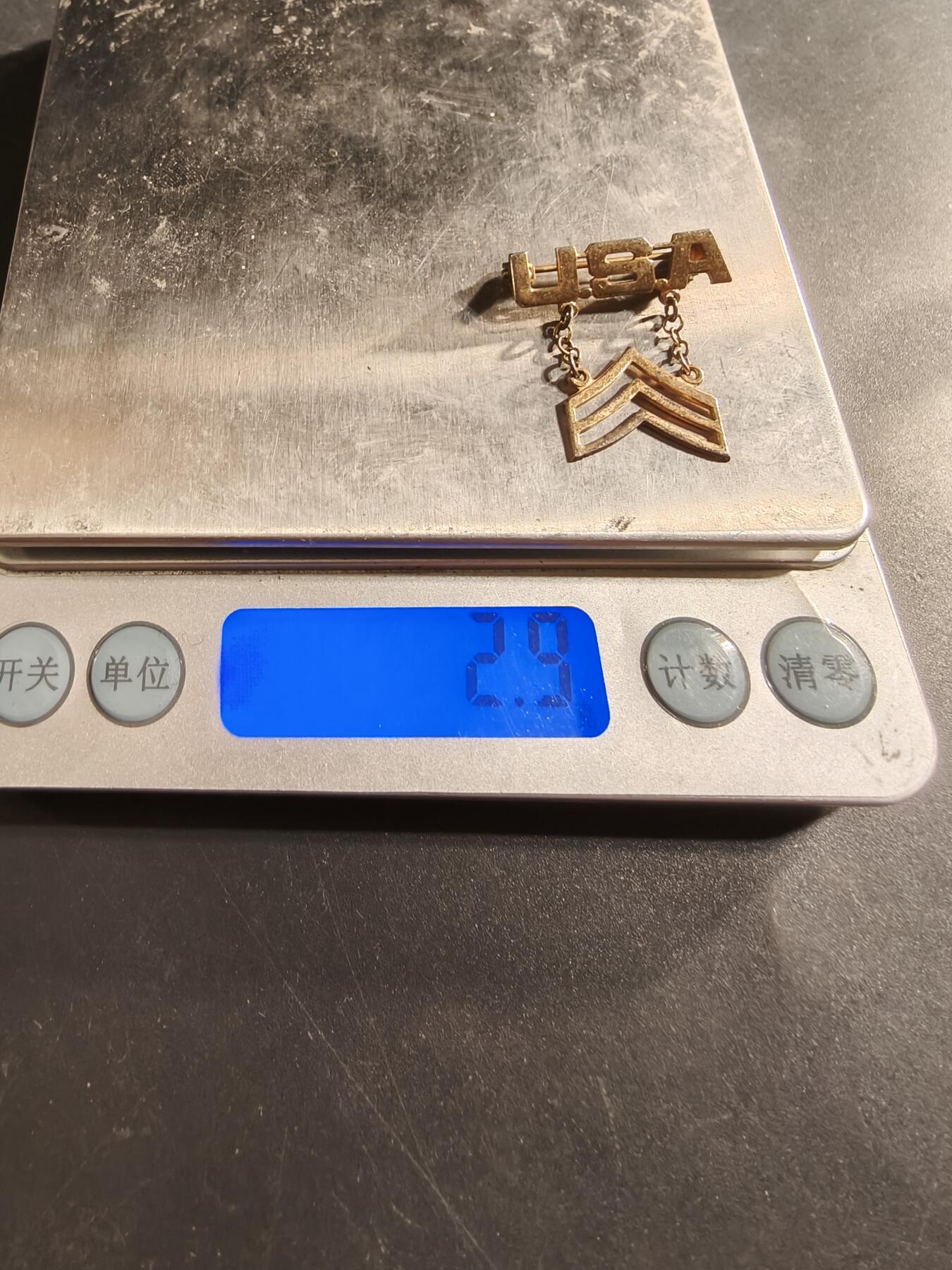 老王徽章第174期 美国二战陆军中士金属军衔证章     925银镀金    二战时期横针版     2.5g 