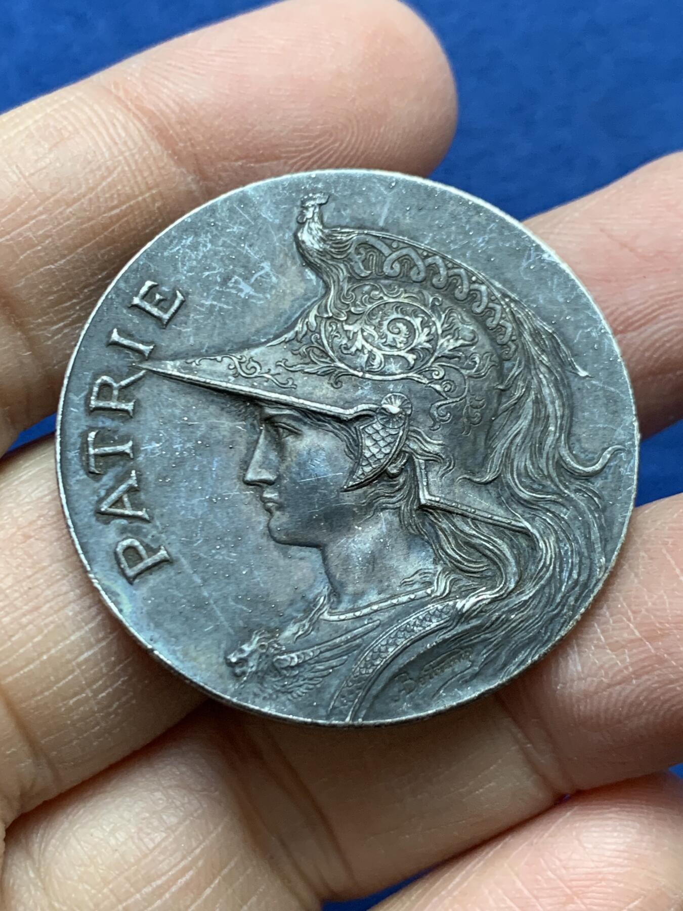 《竞宝斋》第454场 周日，周一 2场连拍 （全场包邮，欢迎送拍） 1896年戎装玛丽安娜镀银铜章 20.9克 36.8mm 丰饶角铜标 孔雀头盔