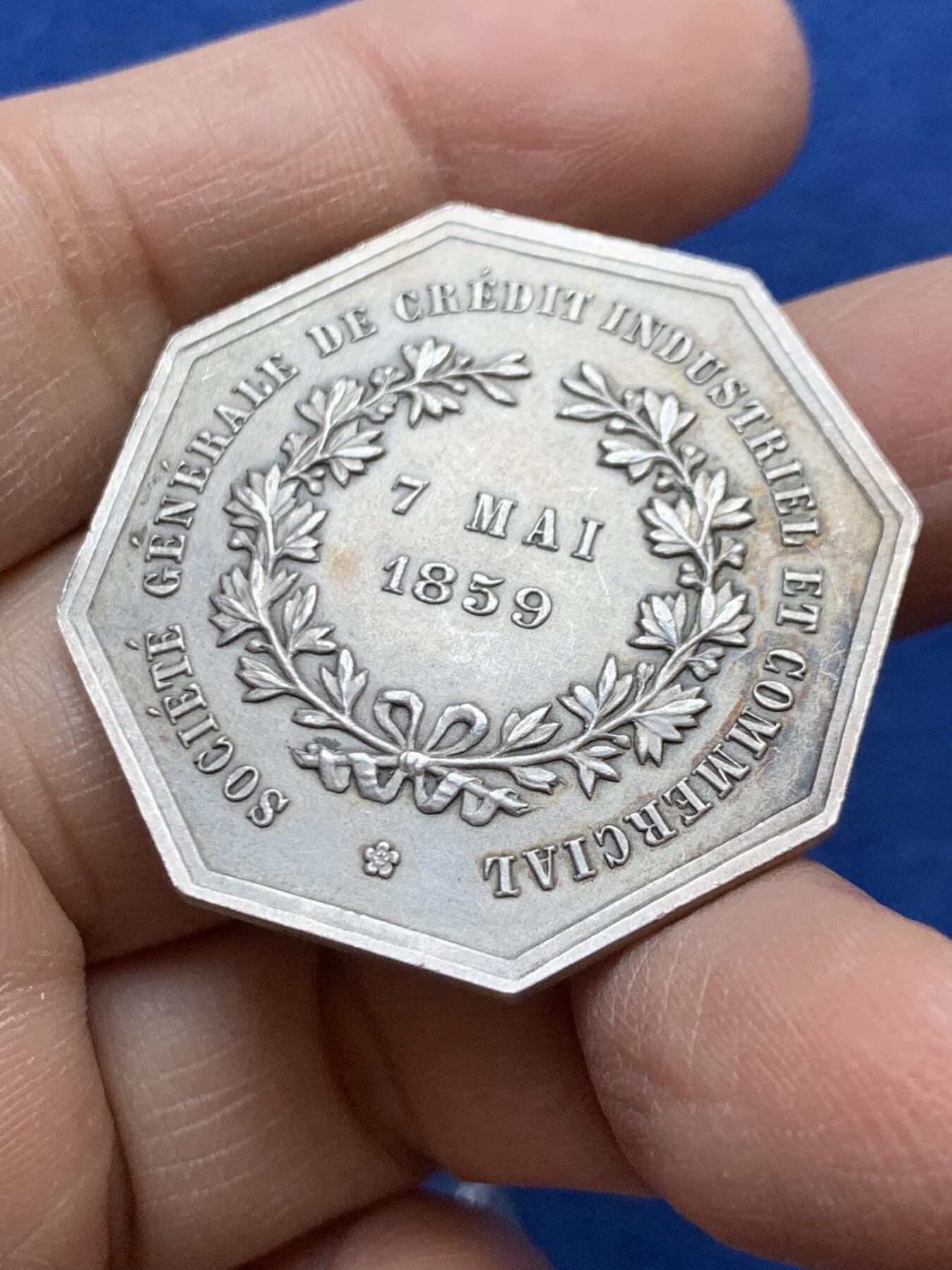 《竞宝斋》第454场 周日，周一 2场连拍 （全场包邮，欢迎送拍） 法国工商信贷银行八角银代币 20.9克 36.8mm 丰饶角1银标