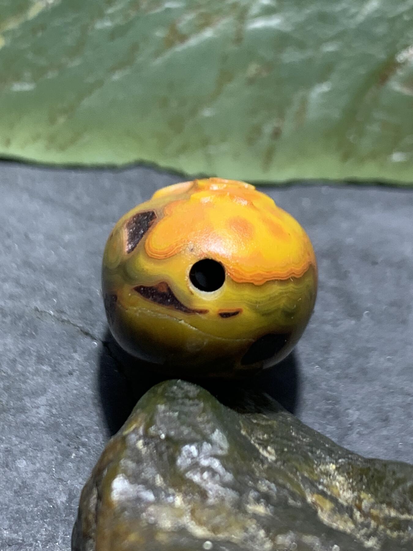 亚光冰飘战国红玛瑙手工雕刻真字随形通货珠一颗