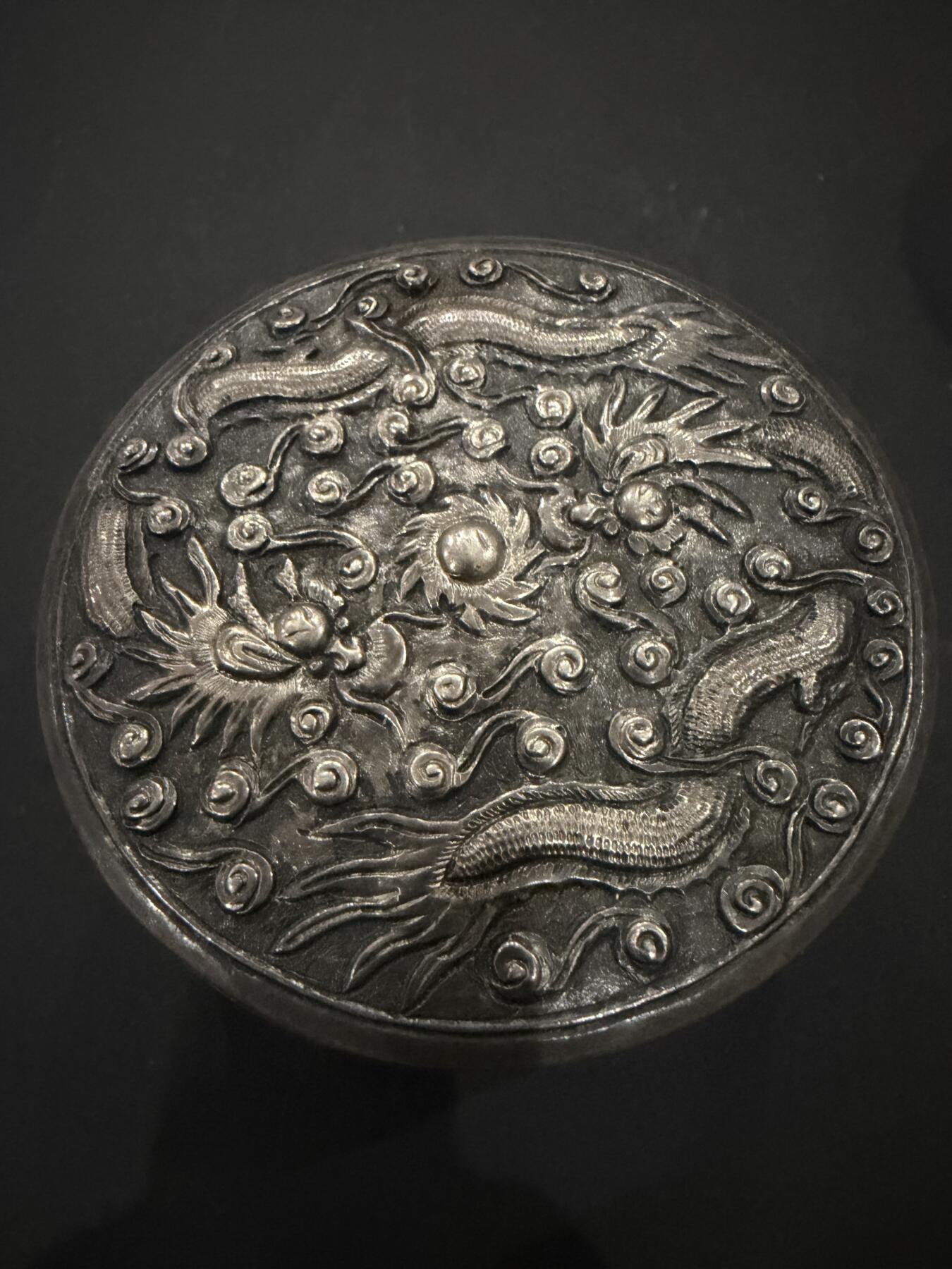 海外回流精品（欧美专场） 法国回流清代纯银套盒，双龙戏珠题材，工艺精美，有款，232.8克。