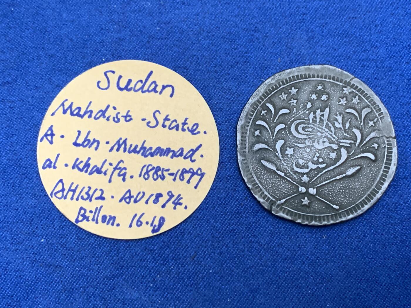 《竞宝斋》第454场 周日，周一 2场连拍 （全场包邮，欢迎送拍） 苏丹王国20皮亚斯特银铜合金币，阿卜杜拉时期（AH1312）公元1895年喀土穆铸造，保留奥斯曼帝国花押。材质：银铜合金/Billon 。含银量很低。成立时间十分短暂的王国，比较少见，好品相的更是难得一见！